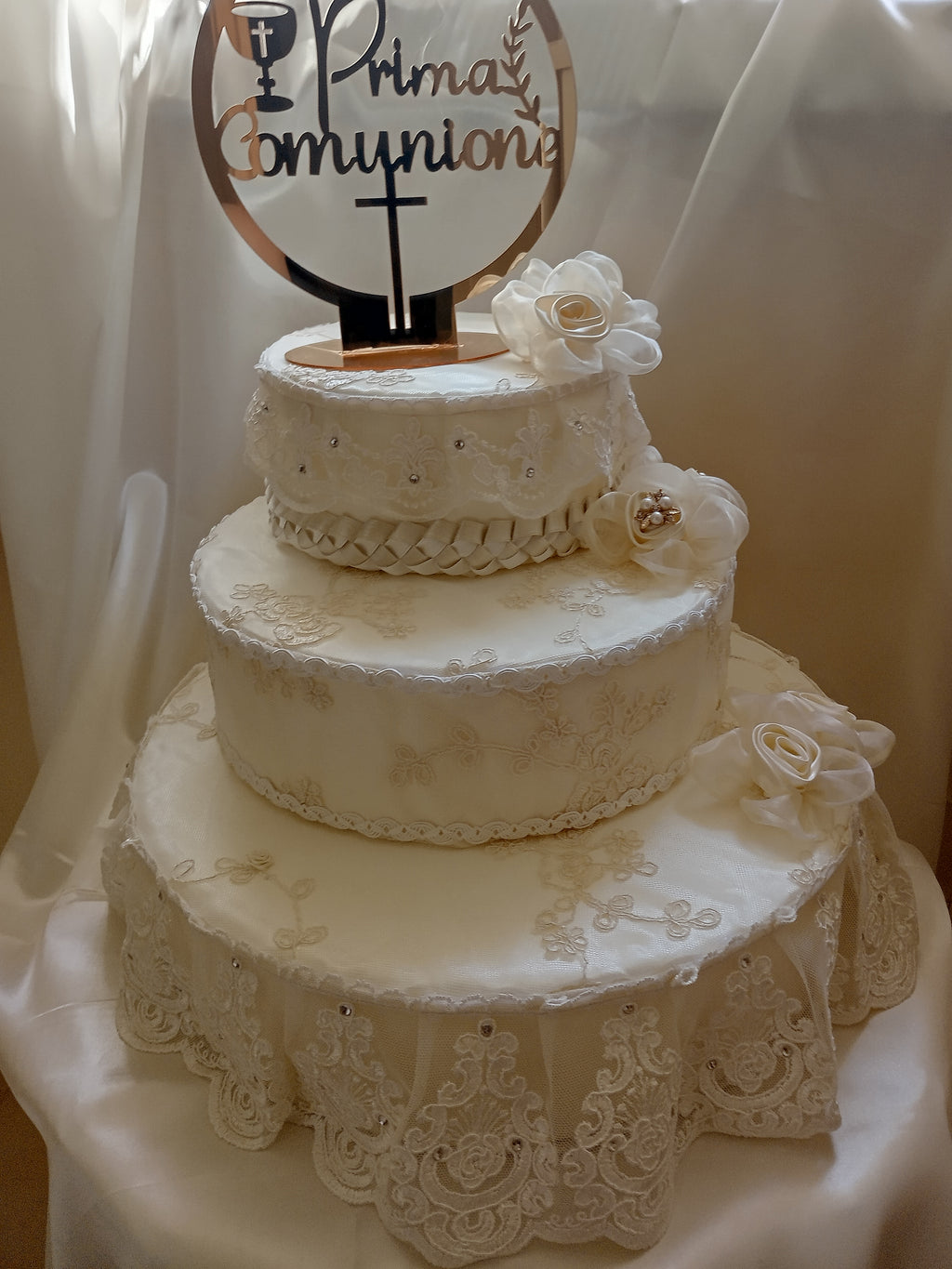 Torta Scenografica in Pizzo con Rose Avorio – Centrotavola Matrimonio Fatto a Mano