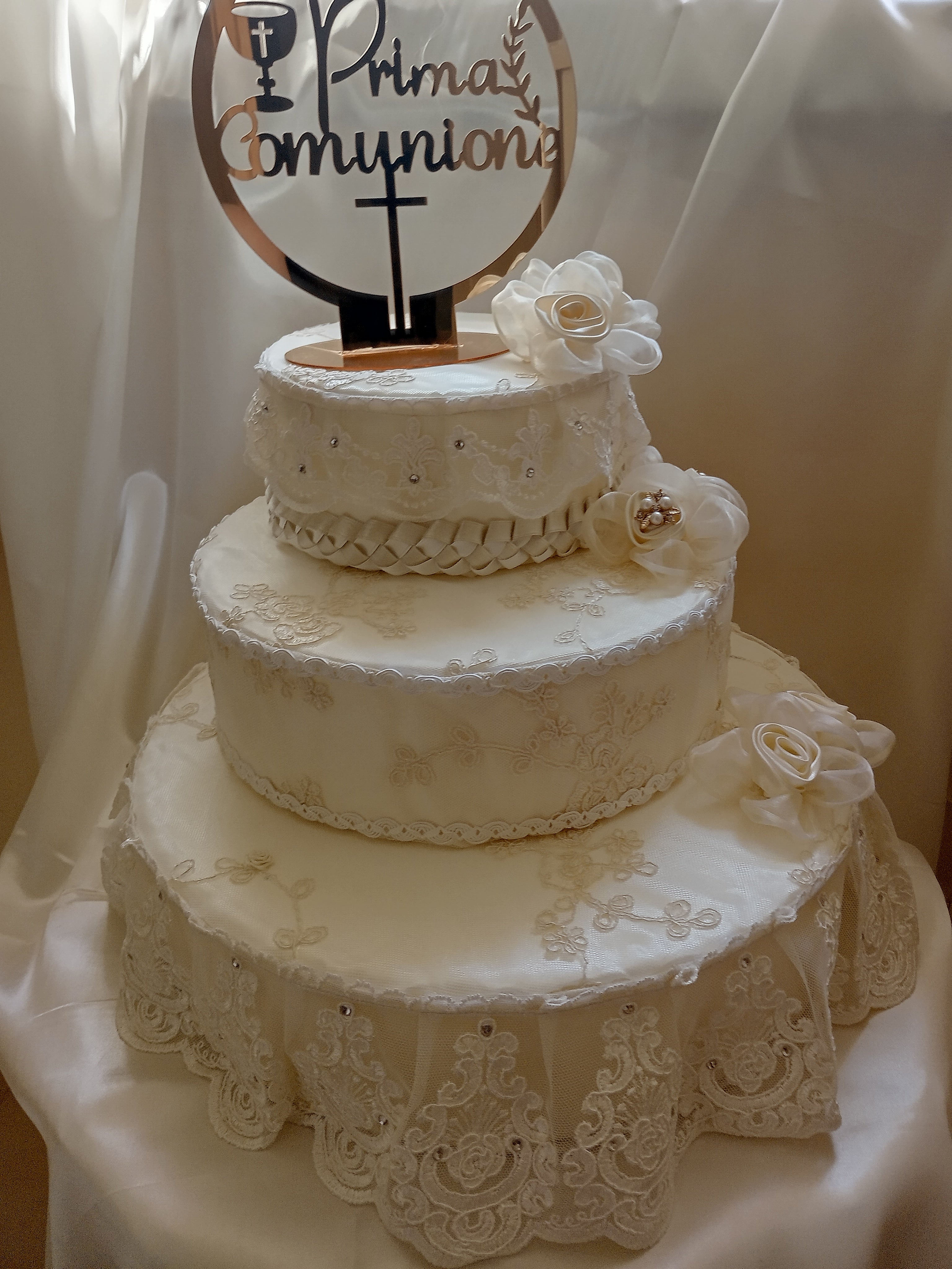 Torta Scenografica in Pizzo con Rose Avorio – Centrotavola Matrimonio Fatto a Mano