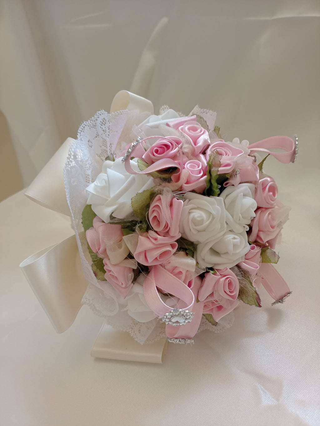 Bouquet Damigella con Fiori in Lattice e Raso – Fatto a Mano, Personalizzabile