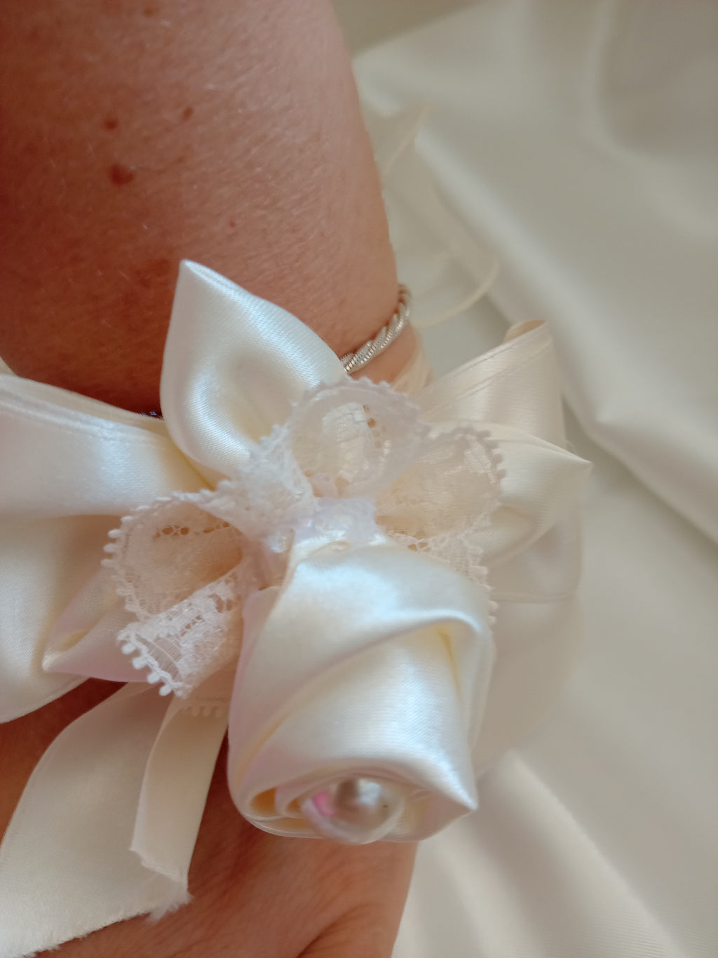 Bracciale Cerimonia con Bocciolo e Pizzo – Accessorio Sposa Fatto a Mano