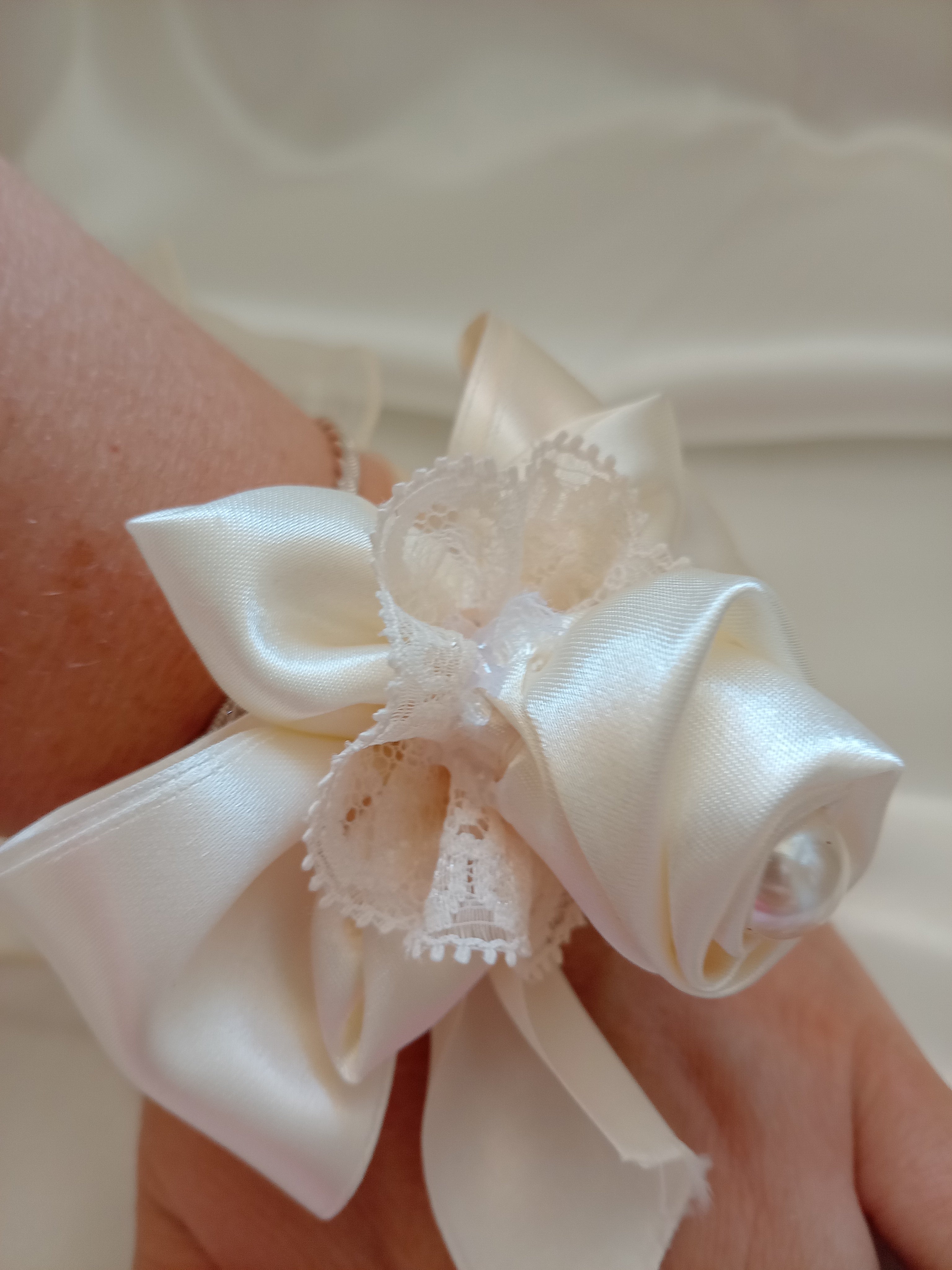 Bracciale Cerimonia con Bocciolo e Pizzo – Accessorio Sposa Fatto a Mano