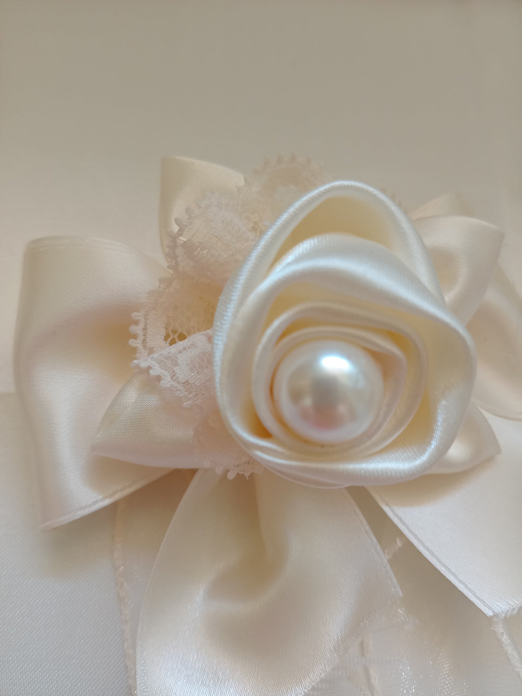 Bracciale Cerimonia con Bocciolo e Pizzo – Accessorio Sposa Fatto a Mano