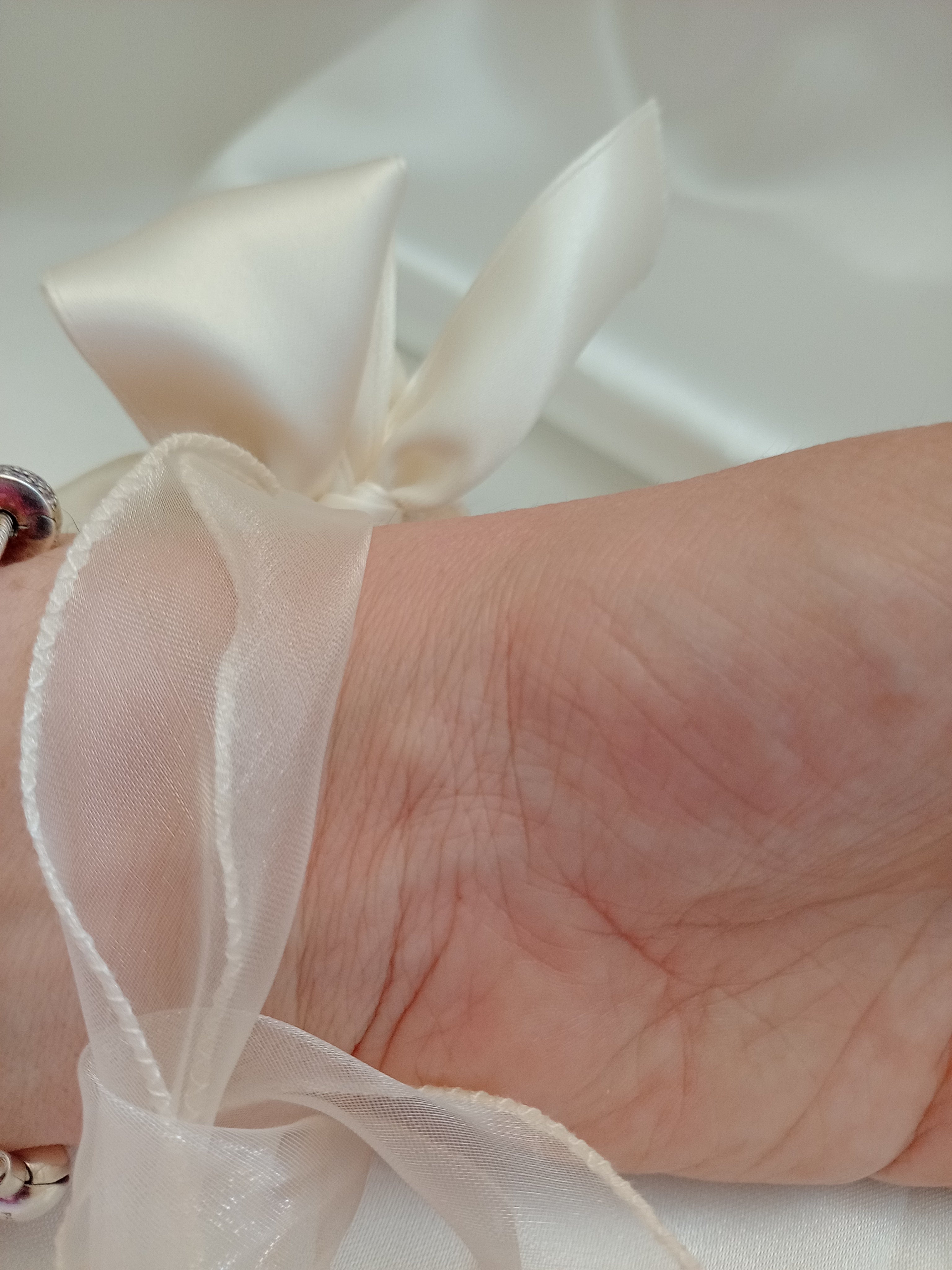 Bracciale Cerimonia con Bocciolo e Pizzo – Accessorio Sposa Fatto a Mano