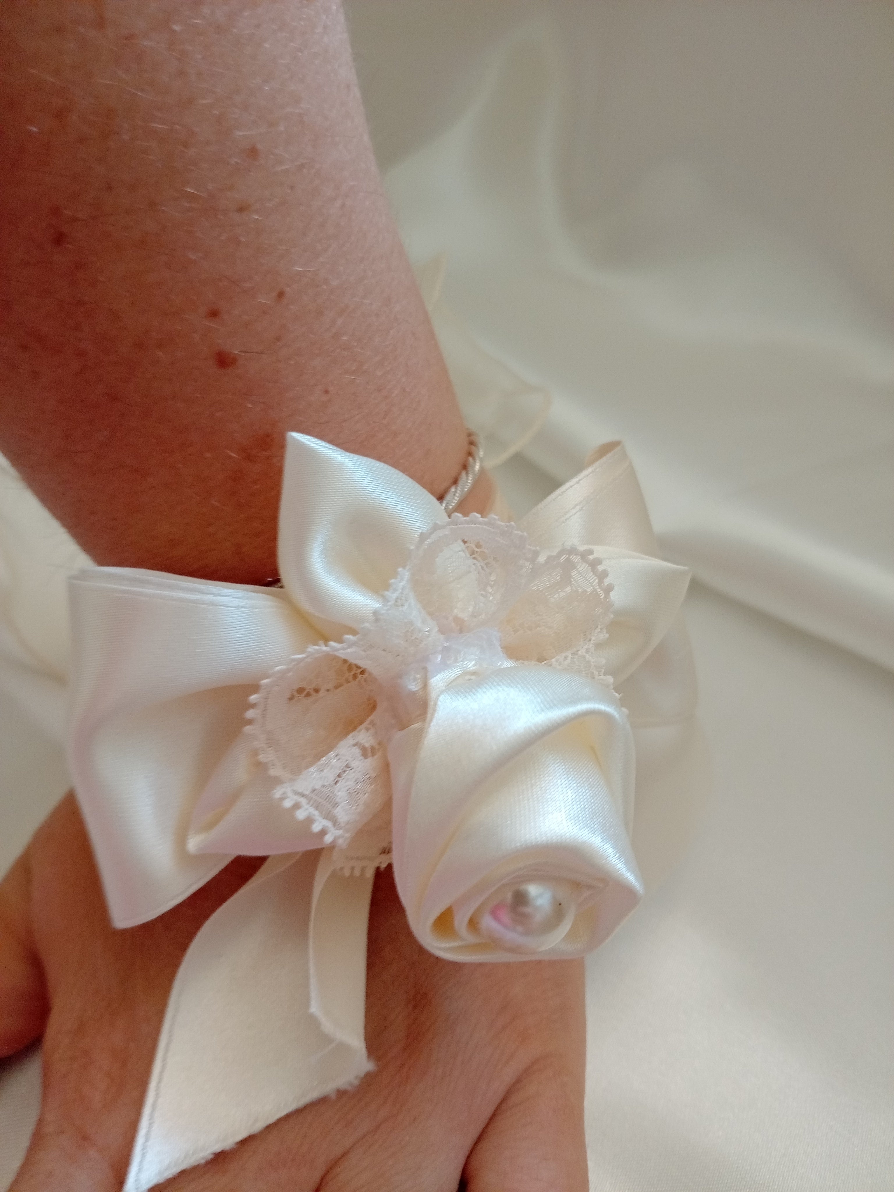 Bracciale Cerimonia con Bocciolo e Pizzo – Accessorio Sposa Fatto a Mano