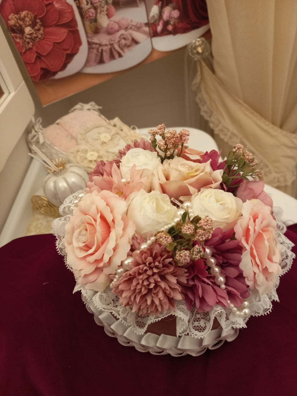 COMPOSIZIONI FIORI ARTIFICIALI REALIZZATA IN SCATOLA RIVESTITA IN VELLUTO CON UNA TRECCIA FATTA A MANO CON NASTRO