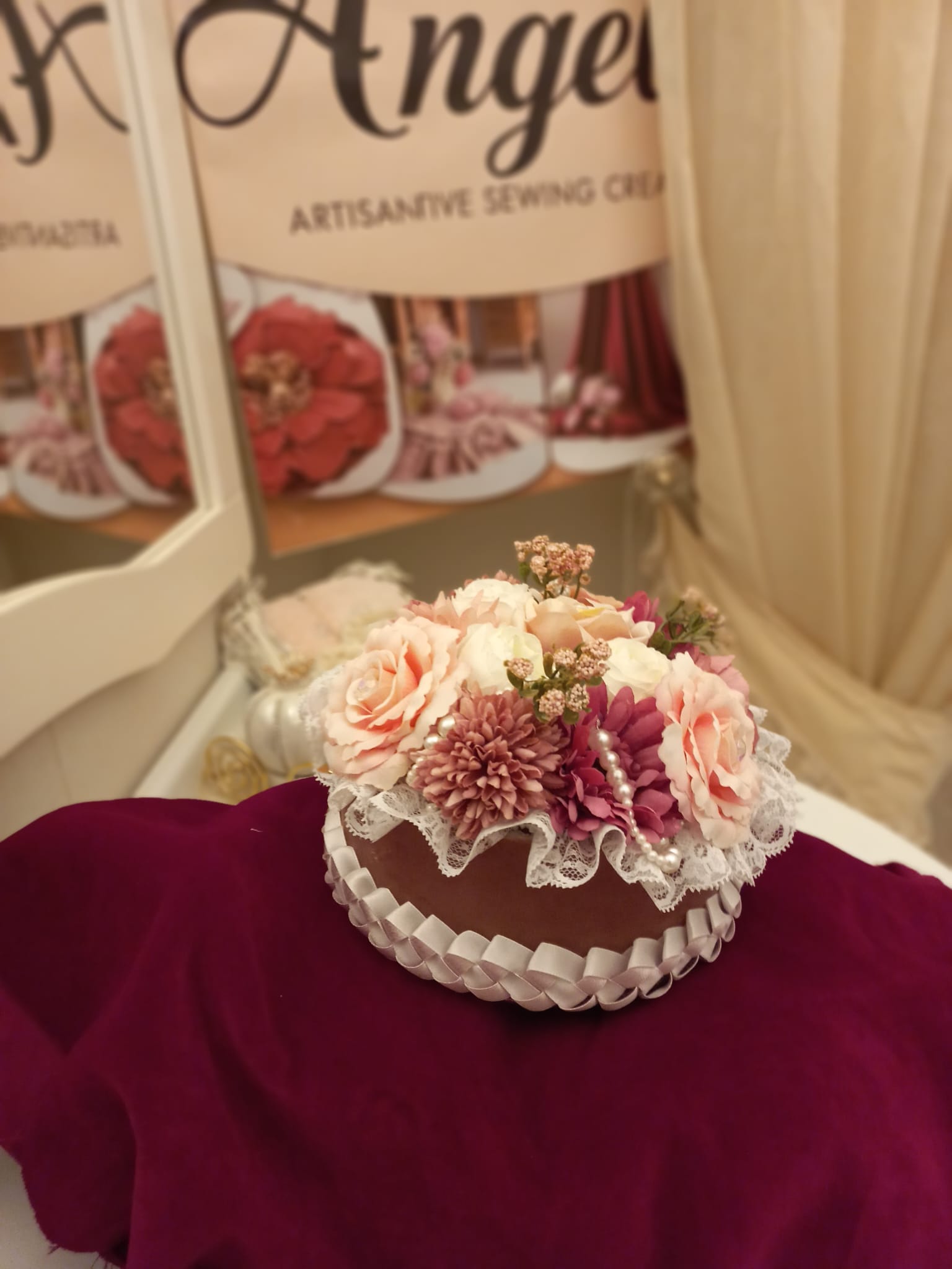 COMPOSIZIONI FIORI ARTIFICIALI REALIZZATA IN SCATOLA RIVESTITA IN VELLUTO CON UNA TRECCIA FATTA A MANO CON NASTRO