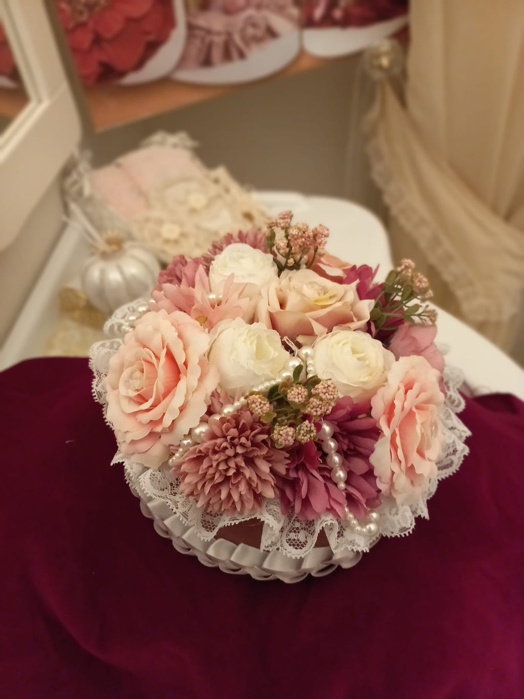 COMPOSIZIONI FIORI ARTIFICIALI REALIZZATA IN SCATOLA RIVESTITA IN VELLUTO CON UNA TRECCIA FATTA A MANO CON NASTRO