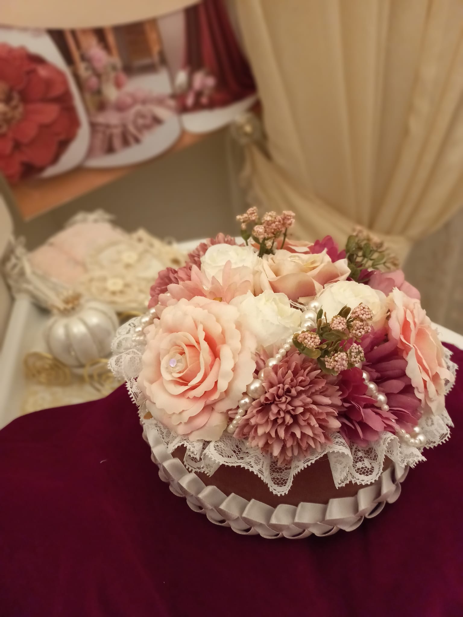 COMPOSIZIONI FIORI ARTIFICIALI REALIZZATA IN SCATOLA RIVESTITA IN VELLUTO CON UNA TRECCIA FATTA A MANO CON NASTRO