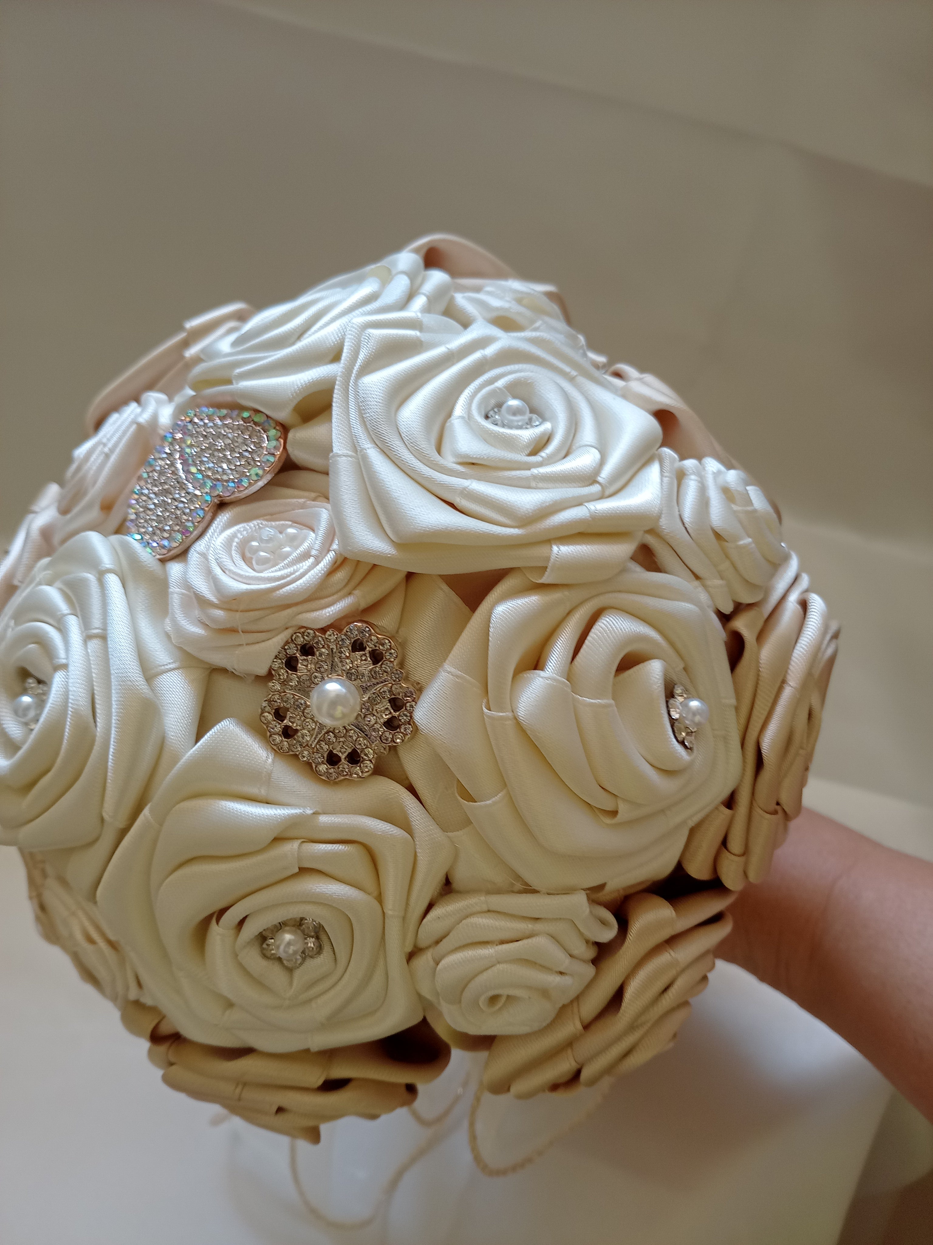 Bouquet Sposa Bicolore Avorio Chiaro e Scuro – Rose Fatte a Mano, Personalizzabile