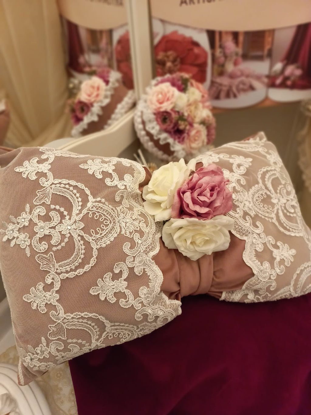 CUSCINO ELEGANTE IN VELLUTO E PIZZO CON STRASS