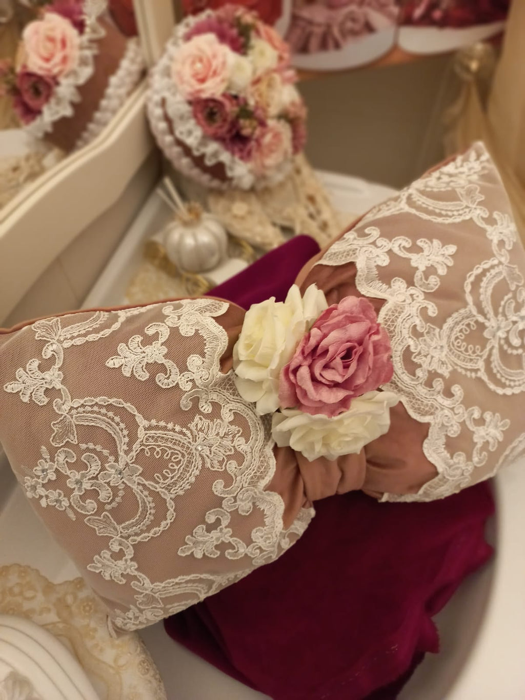 CUSCINO ELEGANTE IN VELLUTO E PIZZO CON STRASS