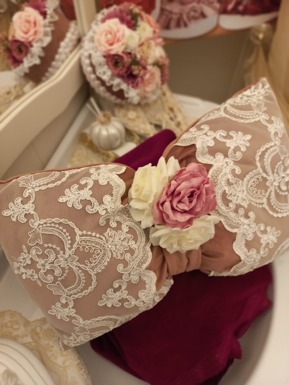 CUSCINO ELEGANTE IN VELLUTO E PIZZO CON STRASS