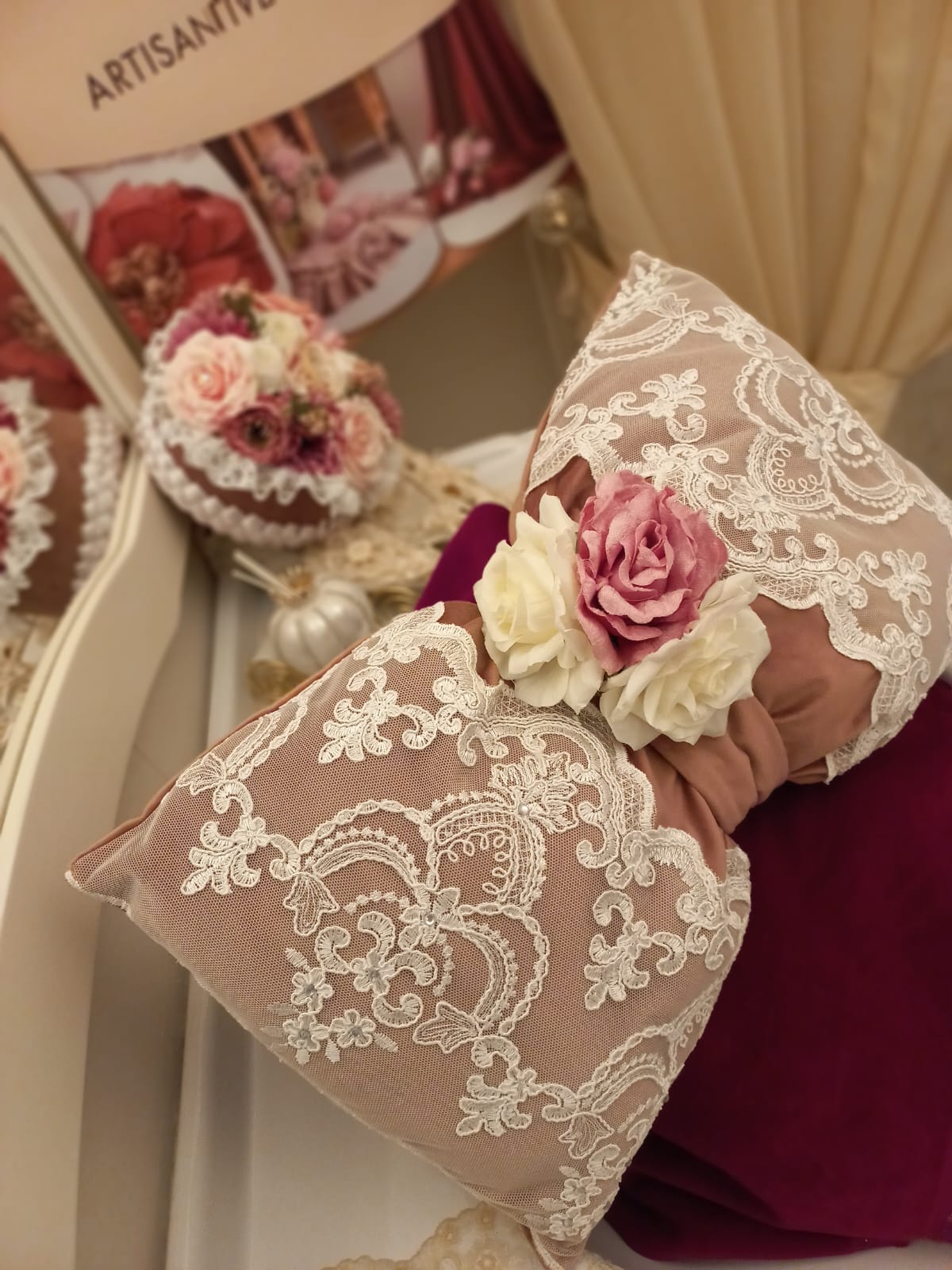 CUSCINO ELEGANTE IN VELLUTO E PIZZO CON STRASS