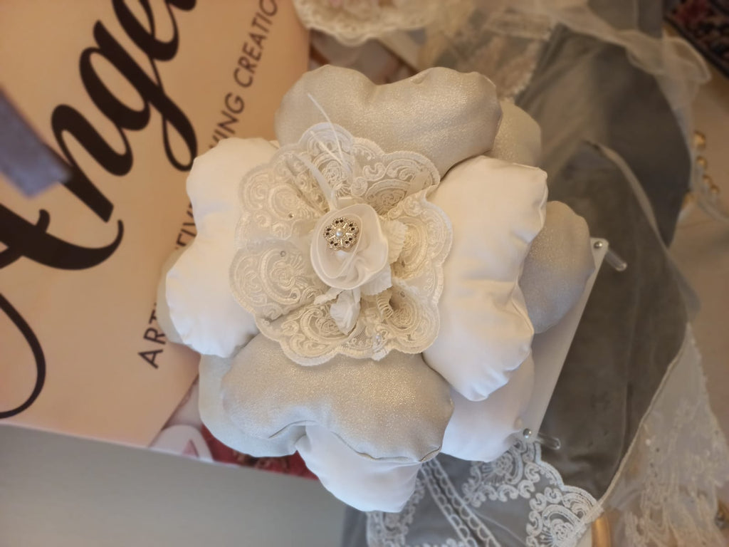 CUSCINO A FORMA DI FIORE BIANCO E ARGENTO