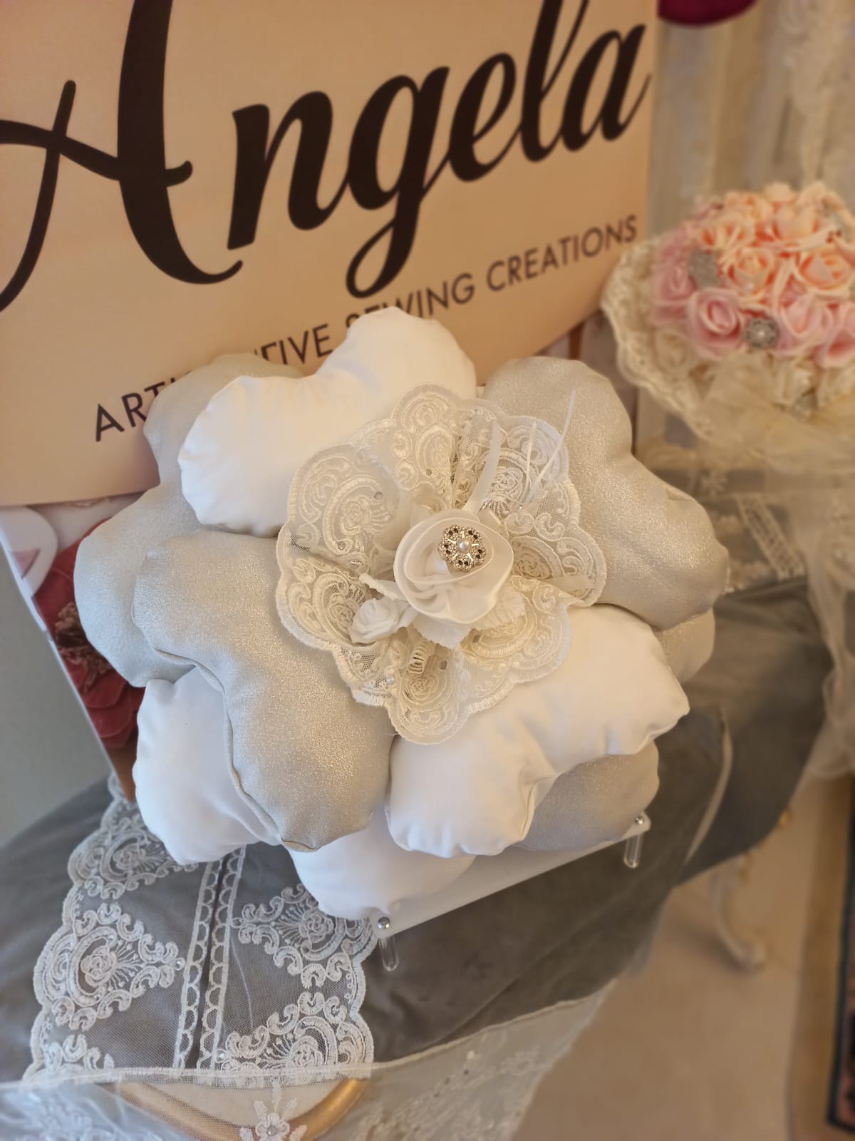 CUSCINO A FORMA DI FIORE BIANCO E ARGENTO