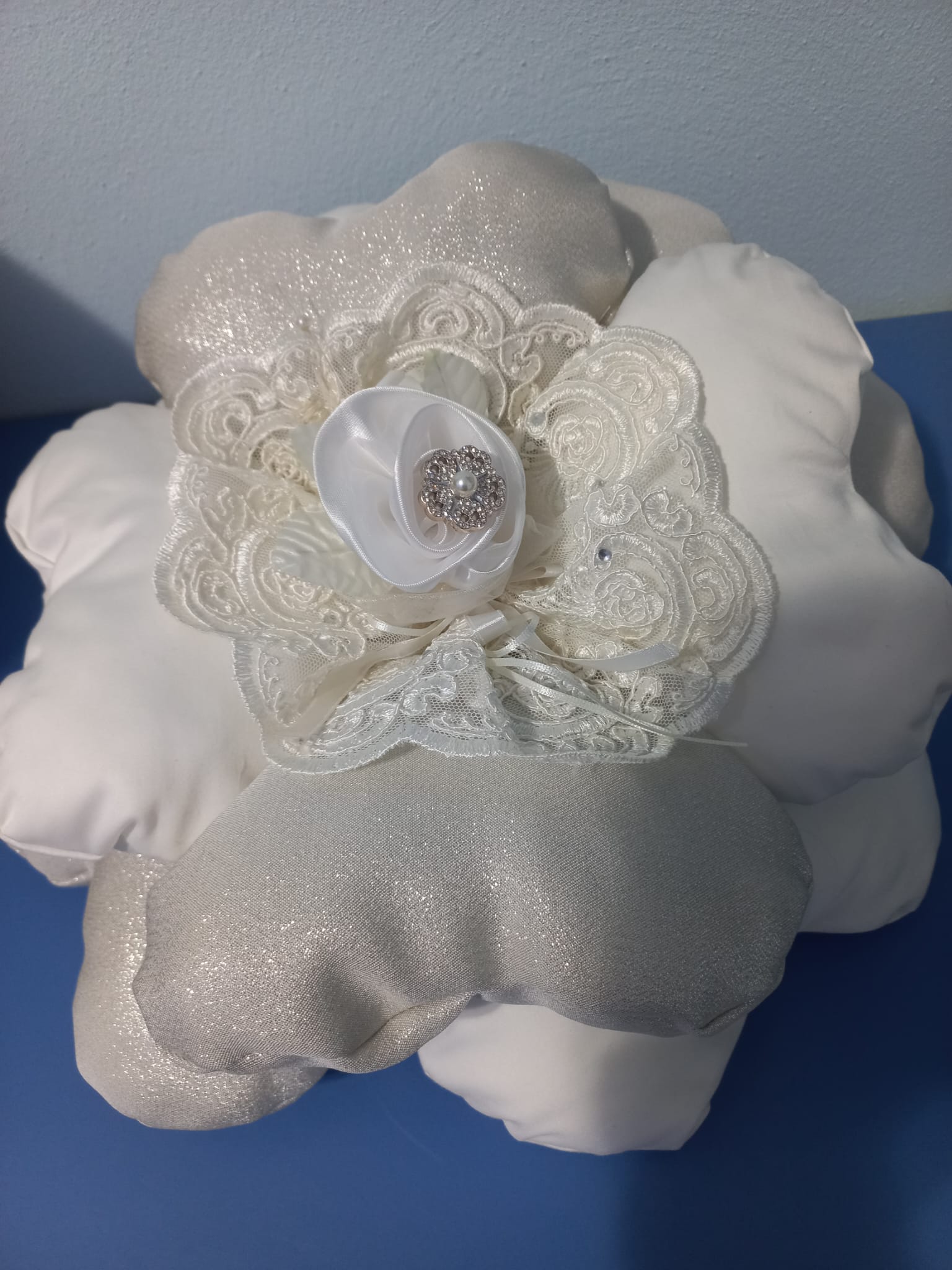 CUSCINO A FORMA DI FIORE BIANCO E ARGENTO