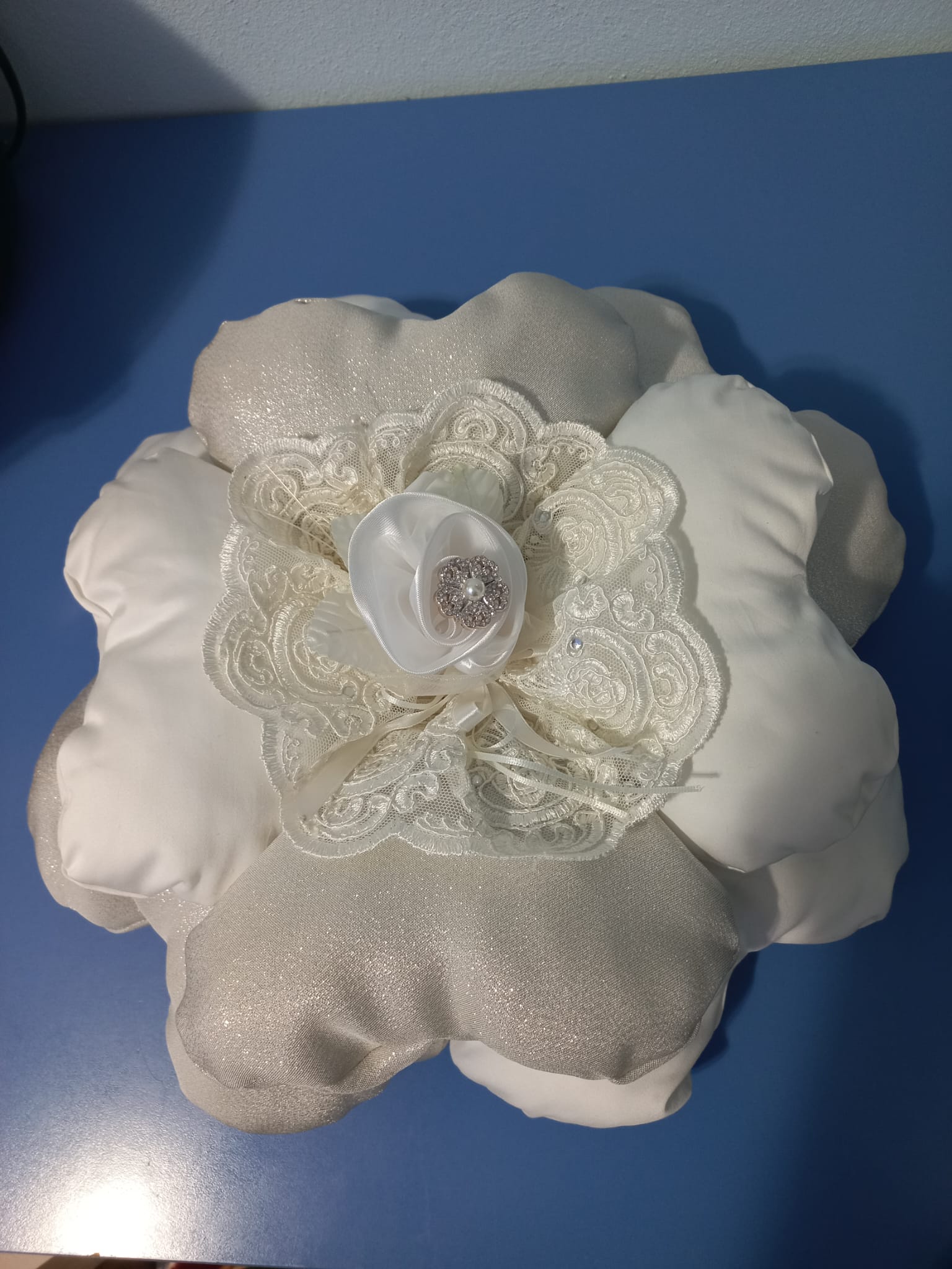 CUSCINO A FORMA DI FIORE BIANCO E ARGENTO