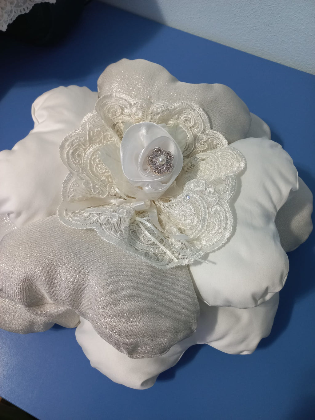 CUSCINO A FORMA DI FIORE BIANCO E ARGENTO