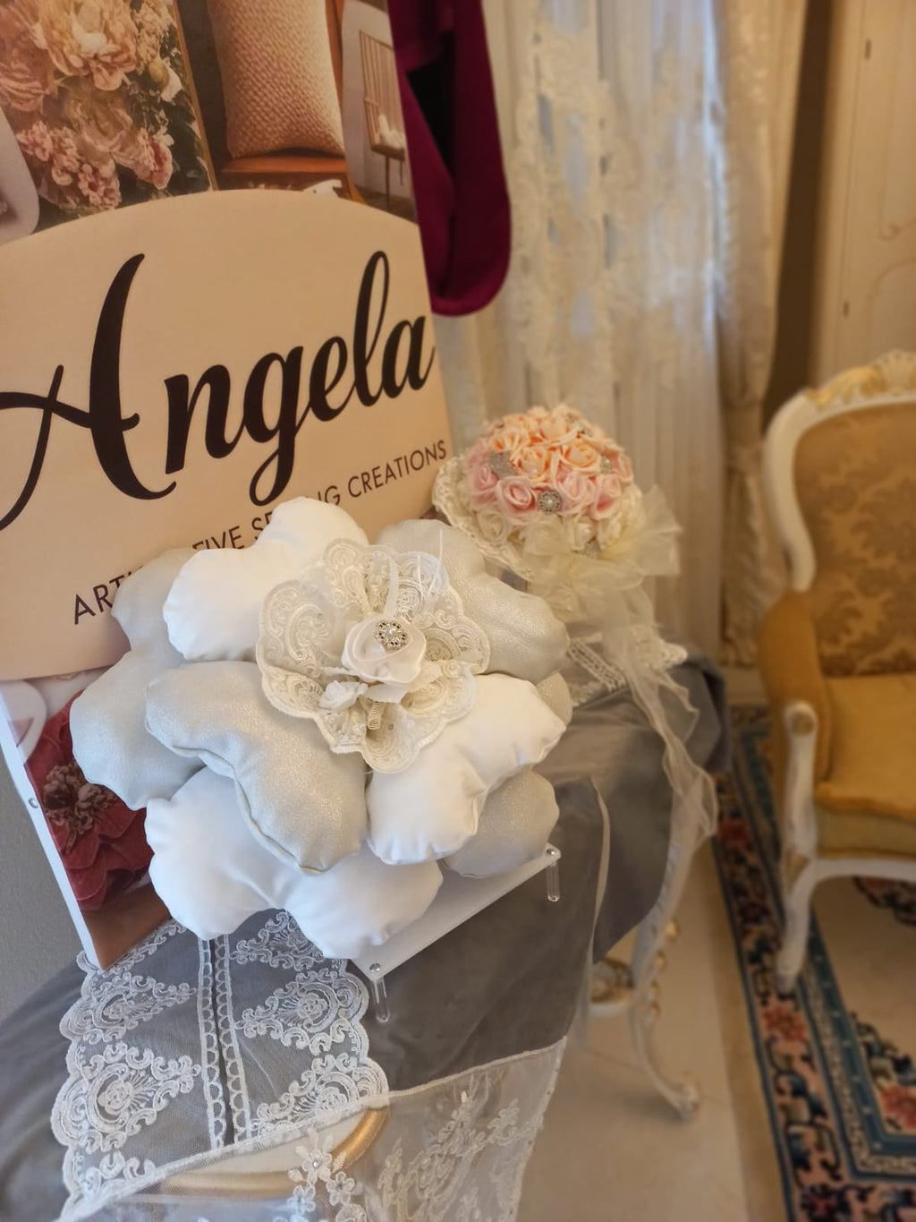 CUSCINO A FORMA DI FIORE BIANCO E ARGENTO