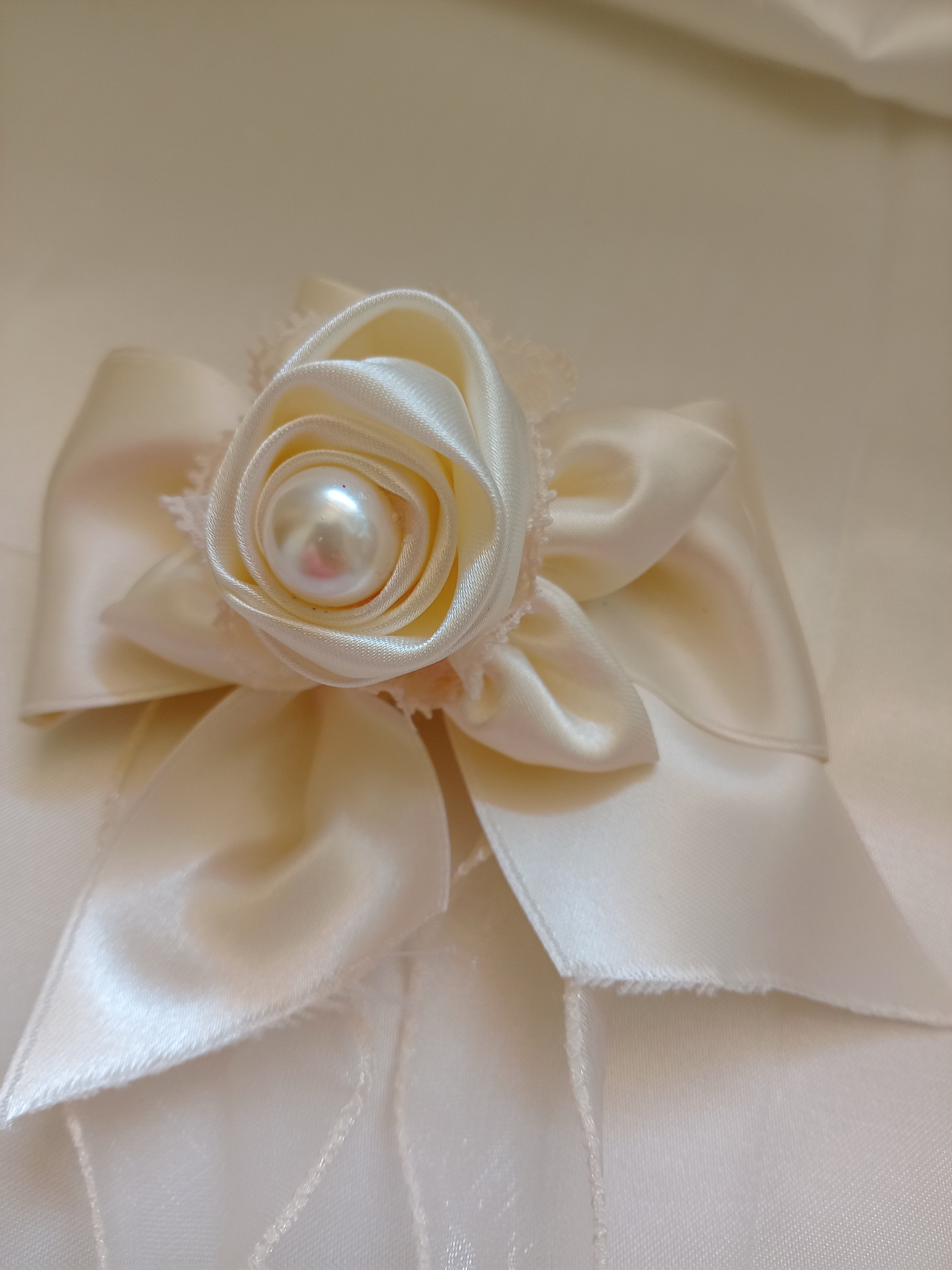 Bracciale Cerimonia con Bocciolo e Pizzo – Accessorio Sposa Fatto a Mano
