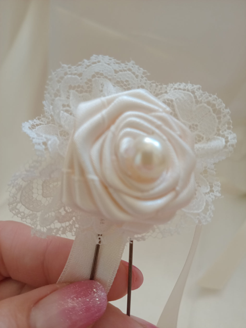 Rosa Avorio per Capelli con Pizzo e Perla – Accessorio Sposa Fatto a Mano
