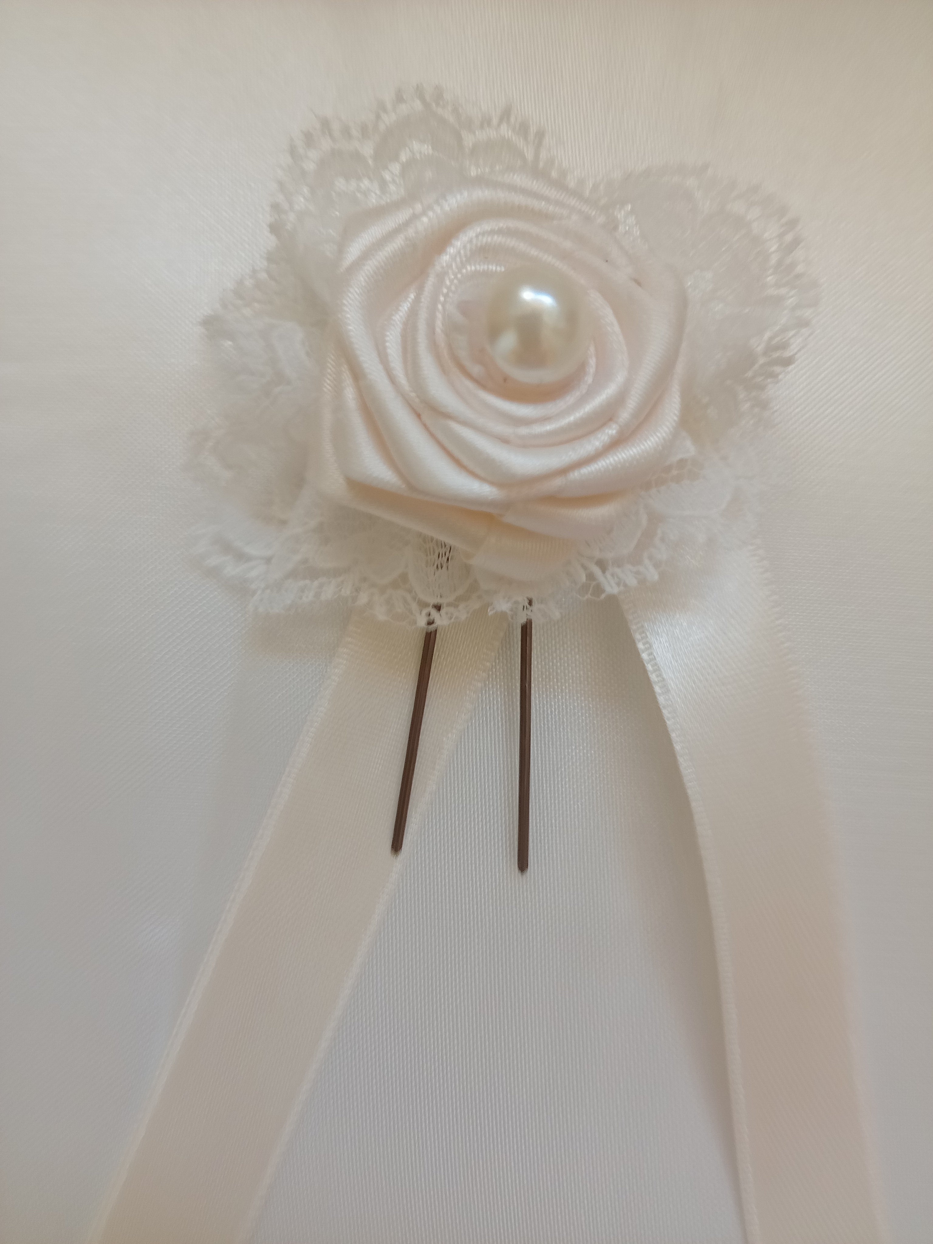 Rosa Avorio per Capelli con Pizzo e Perla – Accessorio Sposa Fatto a Mano