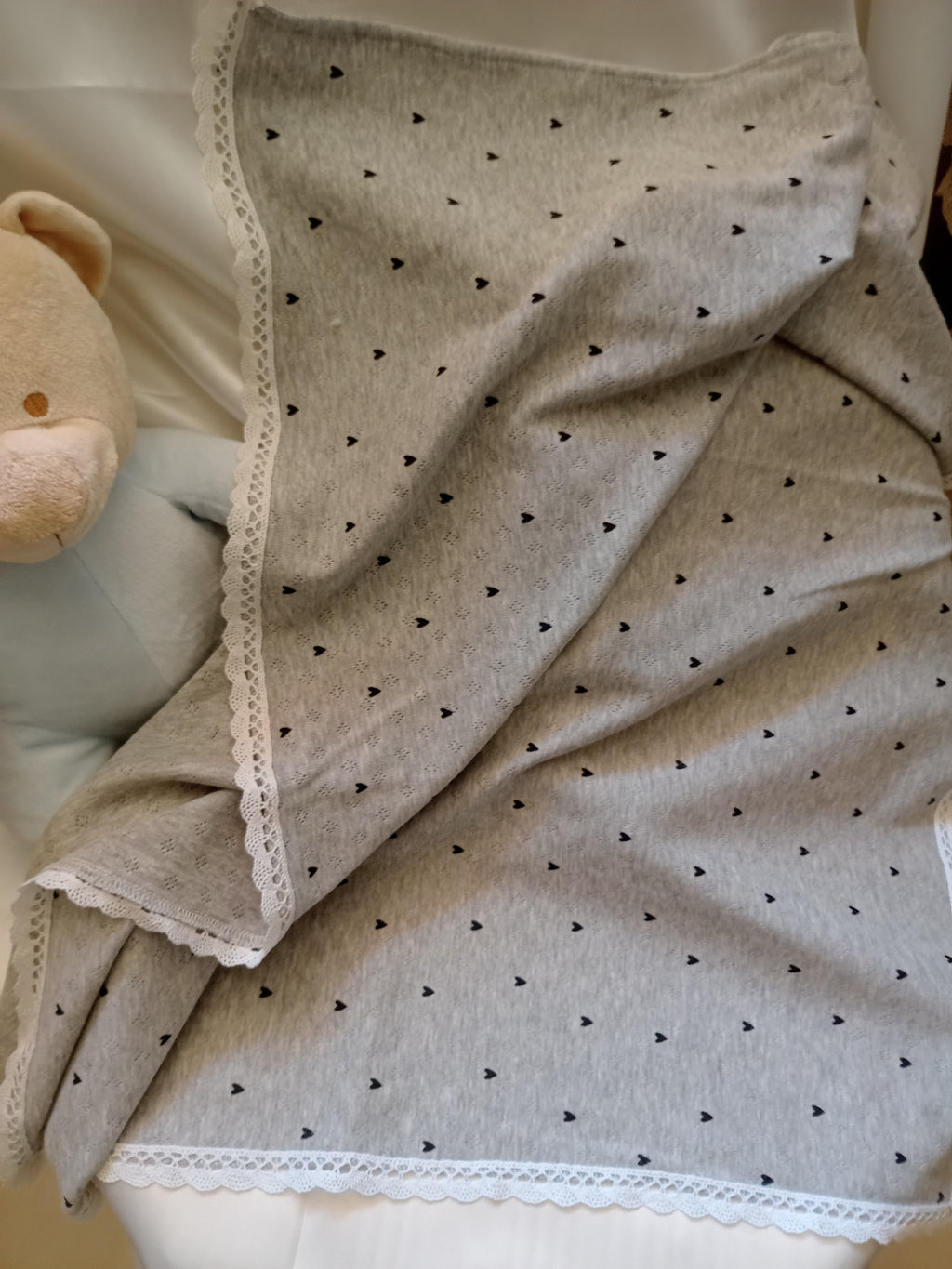 Copertina Neonato in Cotone con Pizzo per Carrozzina – Realizzata a Mano, Personalizzabile