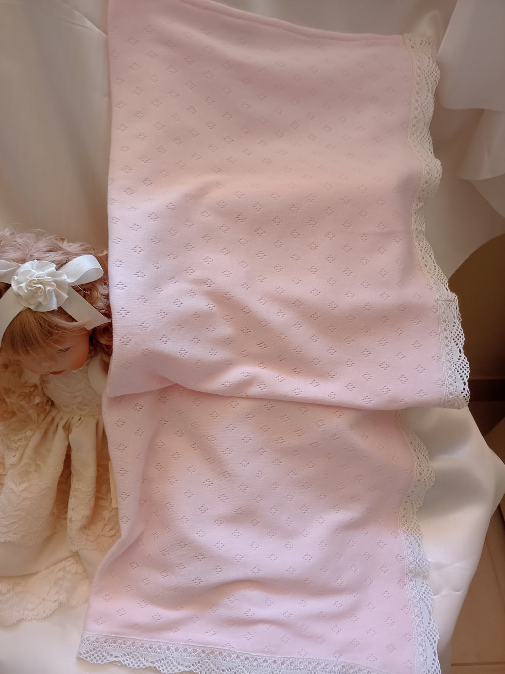Copertina Neonato in Cotone con Pizzo per Carrozzina – Realizzata a Mano, Personalizzabile