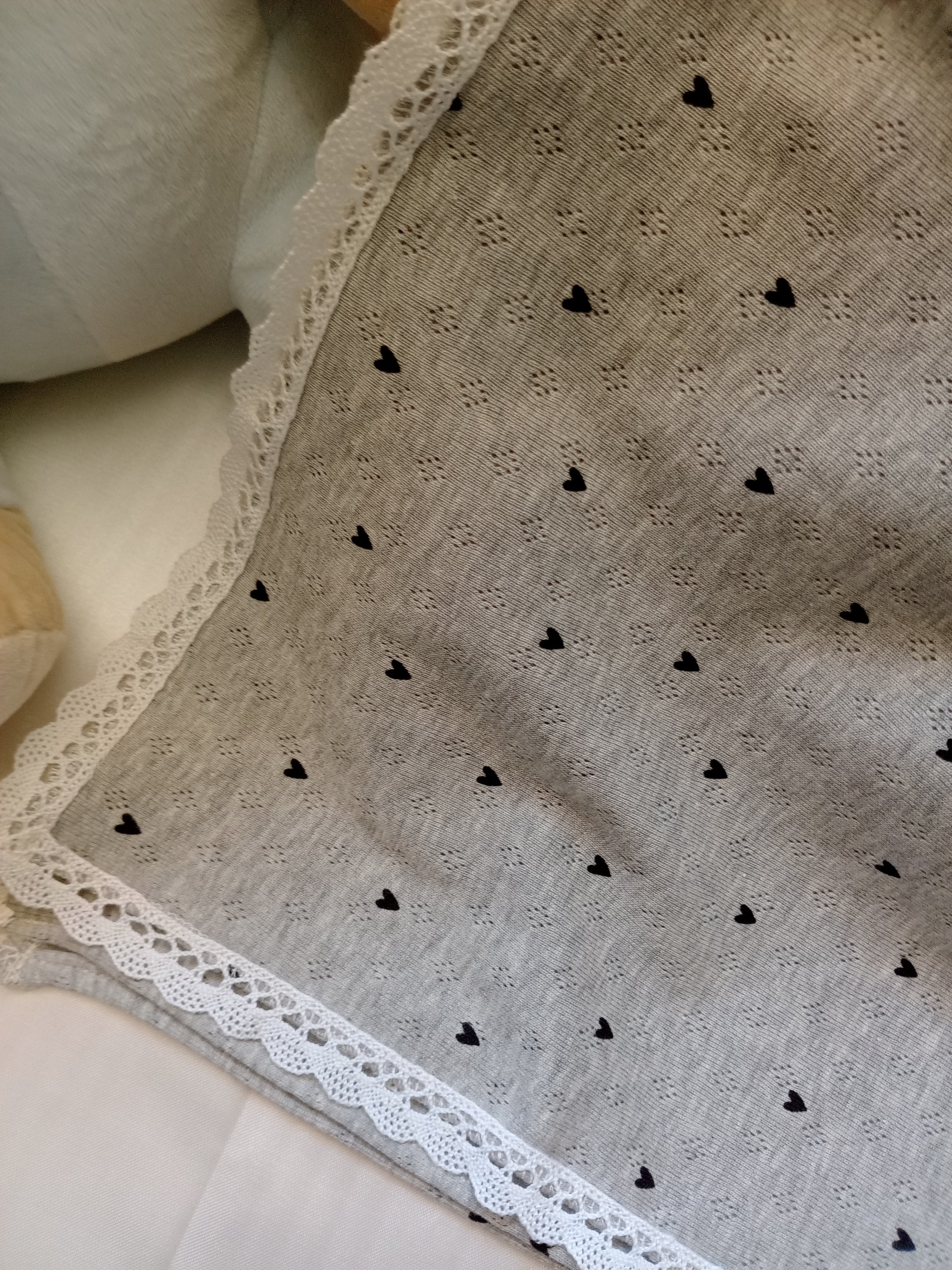 Copertina Neonato in Cotone con Pizzo per Carrozzina – Realizzata a Mano, Personalizzabile