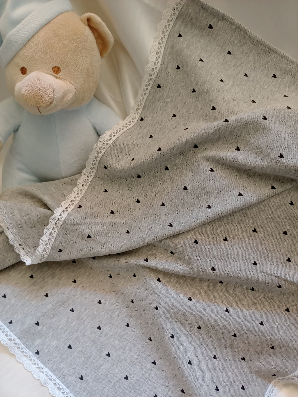 Copertina Neonato in Cotone con Pizzo per Carrozzina – Realizzata a Mano, Personalizzabile