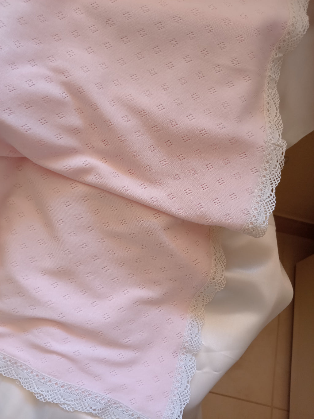 Copertina Neonato in Cotone con Pizzo per Carrozzina – Realizzata a Mano, Personalizzabile