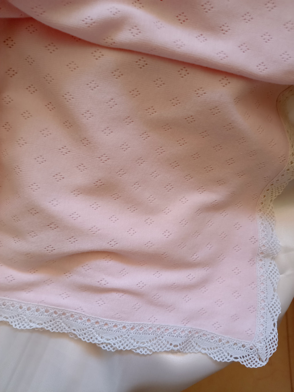 Copertina Neonato in Cotone con Pizzo per Carrozzina – Realizzata a Mano, Personalizzabile
