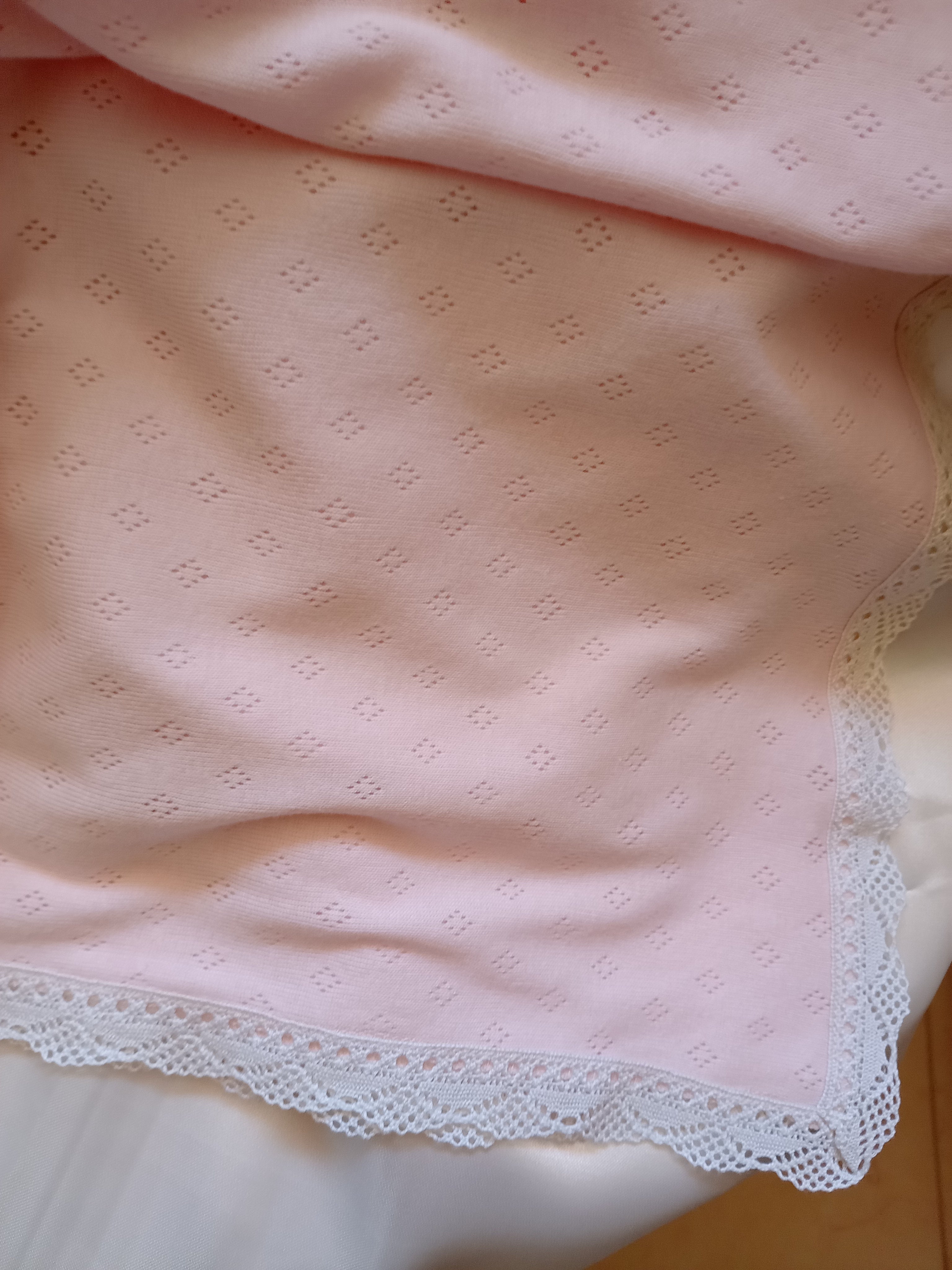 Copertina Neonato in Cotone con Pizzo per Carrozzina – Realizzata a Mano, Personalizzabile