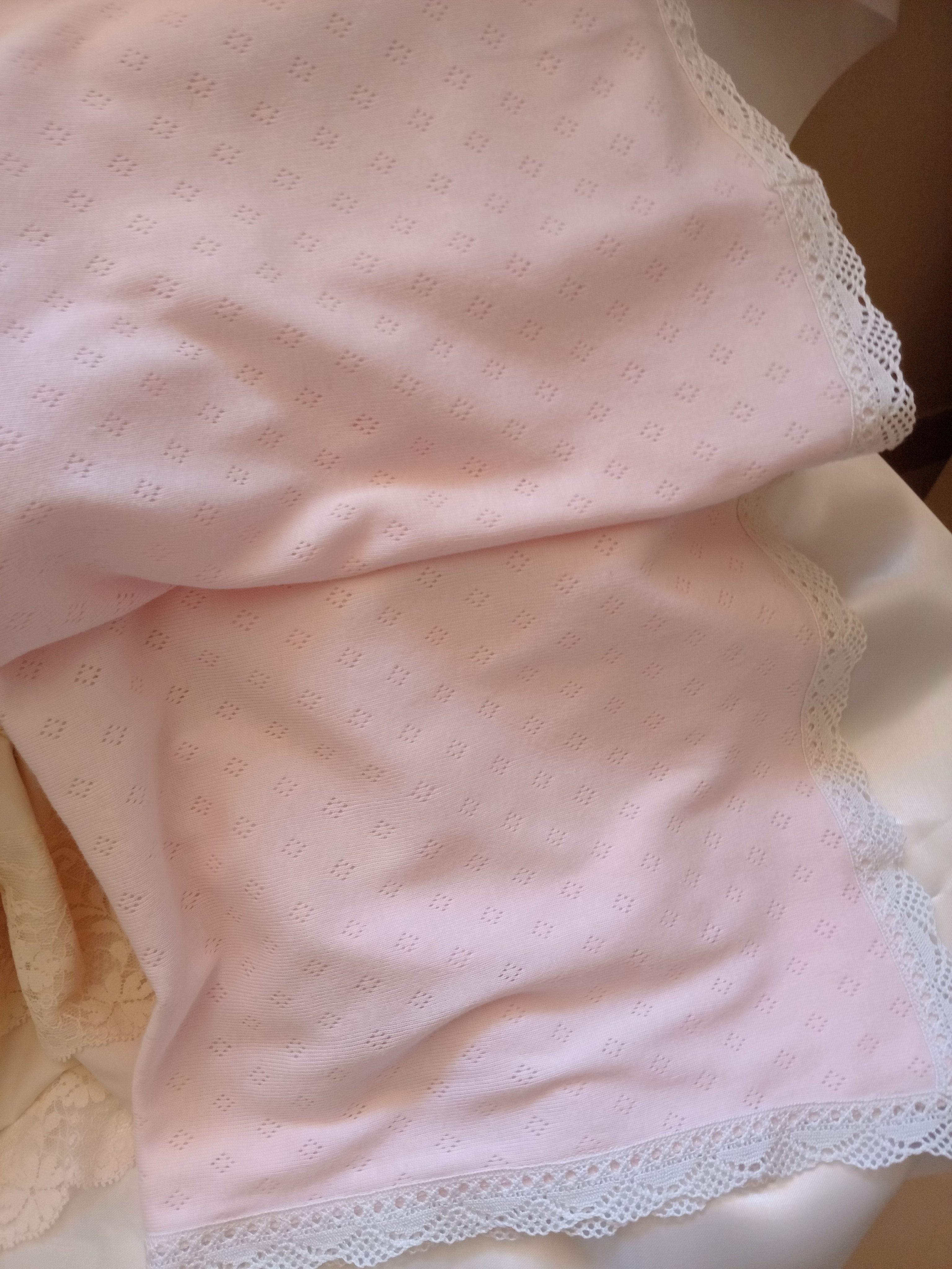 Copertina Neonato in Cotone con Pizzo per Carrozzina – Realizzata a Mano, Personalizzabile