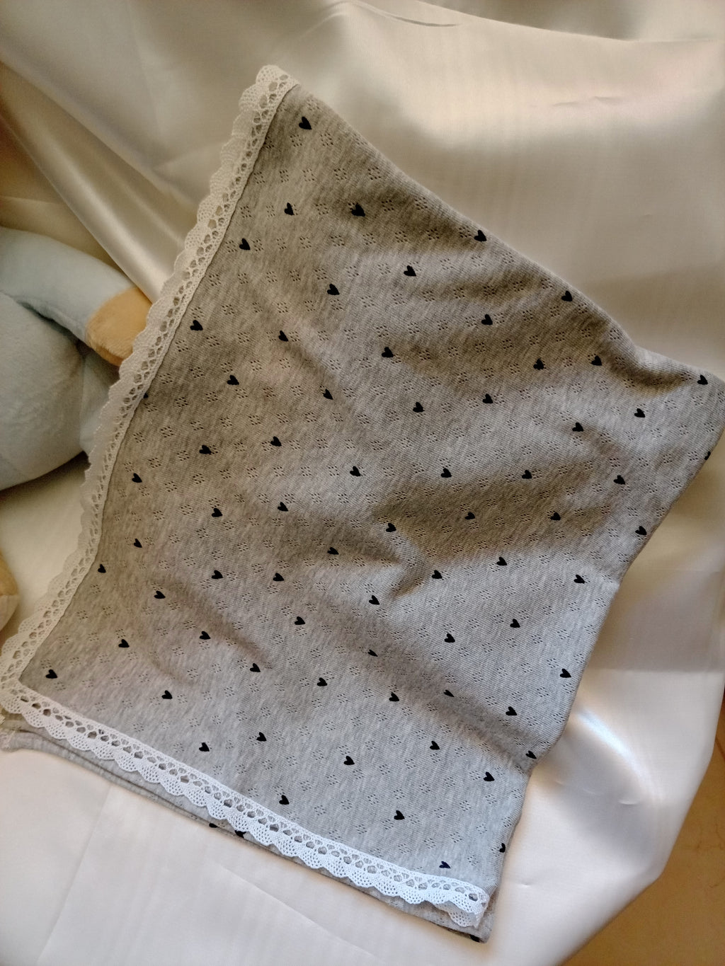 Copertina Neonato in Cotone con Pizzo per Carrozzina – Realizzata a Mano, Personalizzabile
