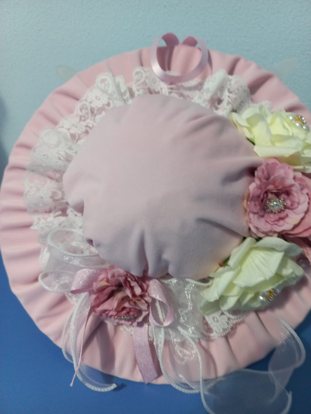 CAPPELLO FUORIPORTA IN VELLUTO E PIZZO CON FIORI DECORATIVI