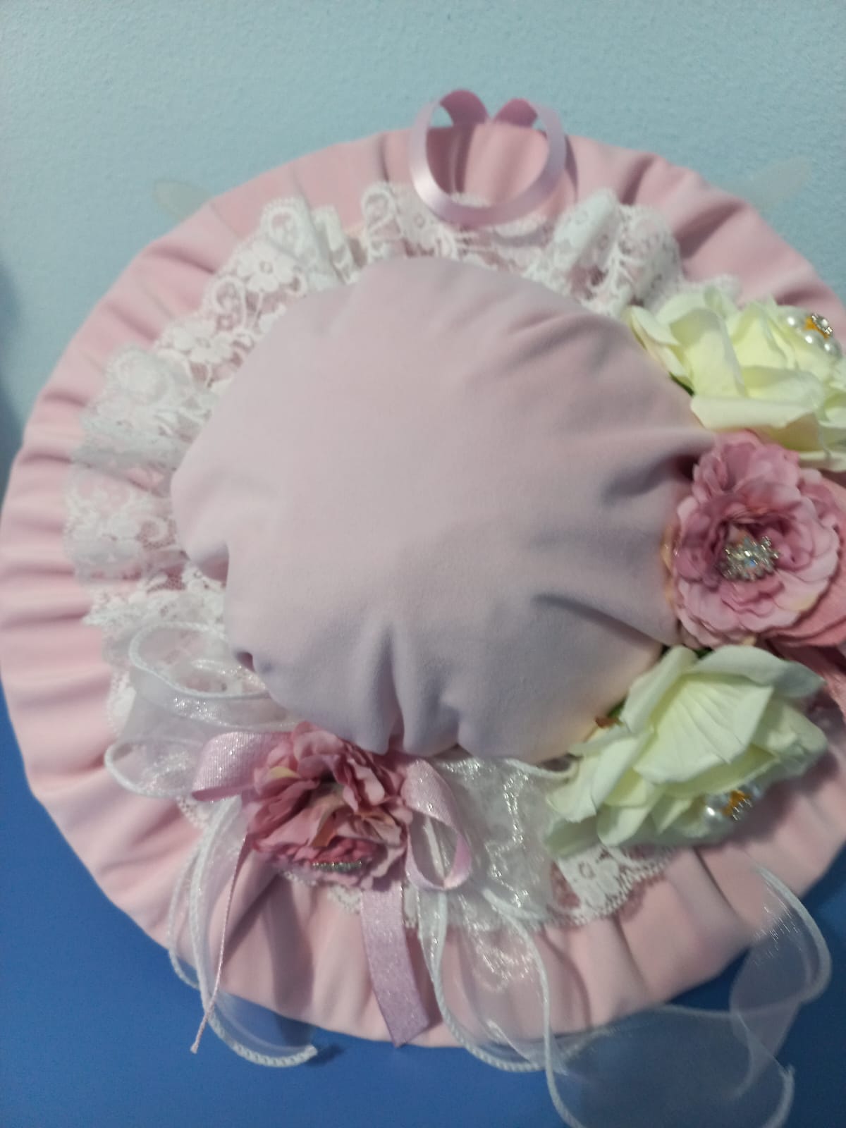 CAPPELLO FUORIPORTA IN VELLUTO E PIZZO CON FIORI DECORATIVI