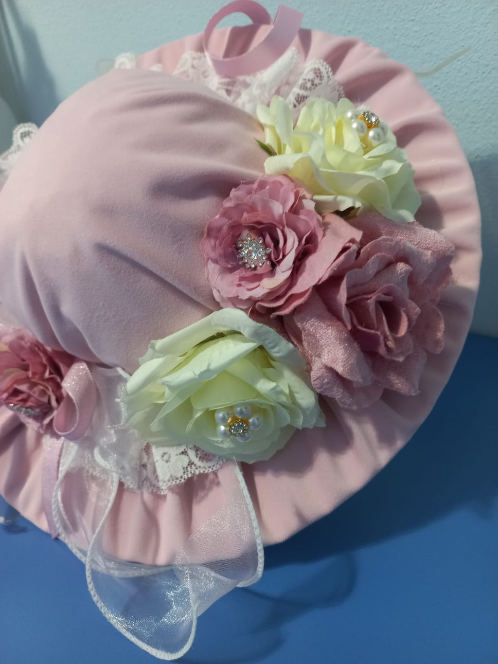 CAPPELLO FUORIPORTA IN VELLUTO E PIZZO CON FIORI DECORATIVI