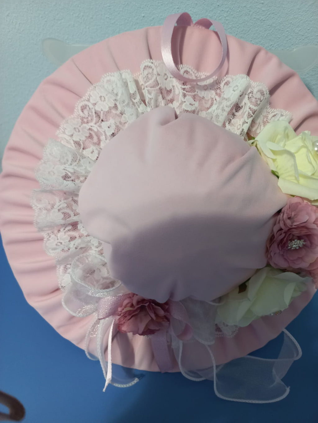 CAPPELLO FUORIPORTA IN VELLUTO E PIZZO CON FIORI DECORATIVI