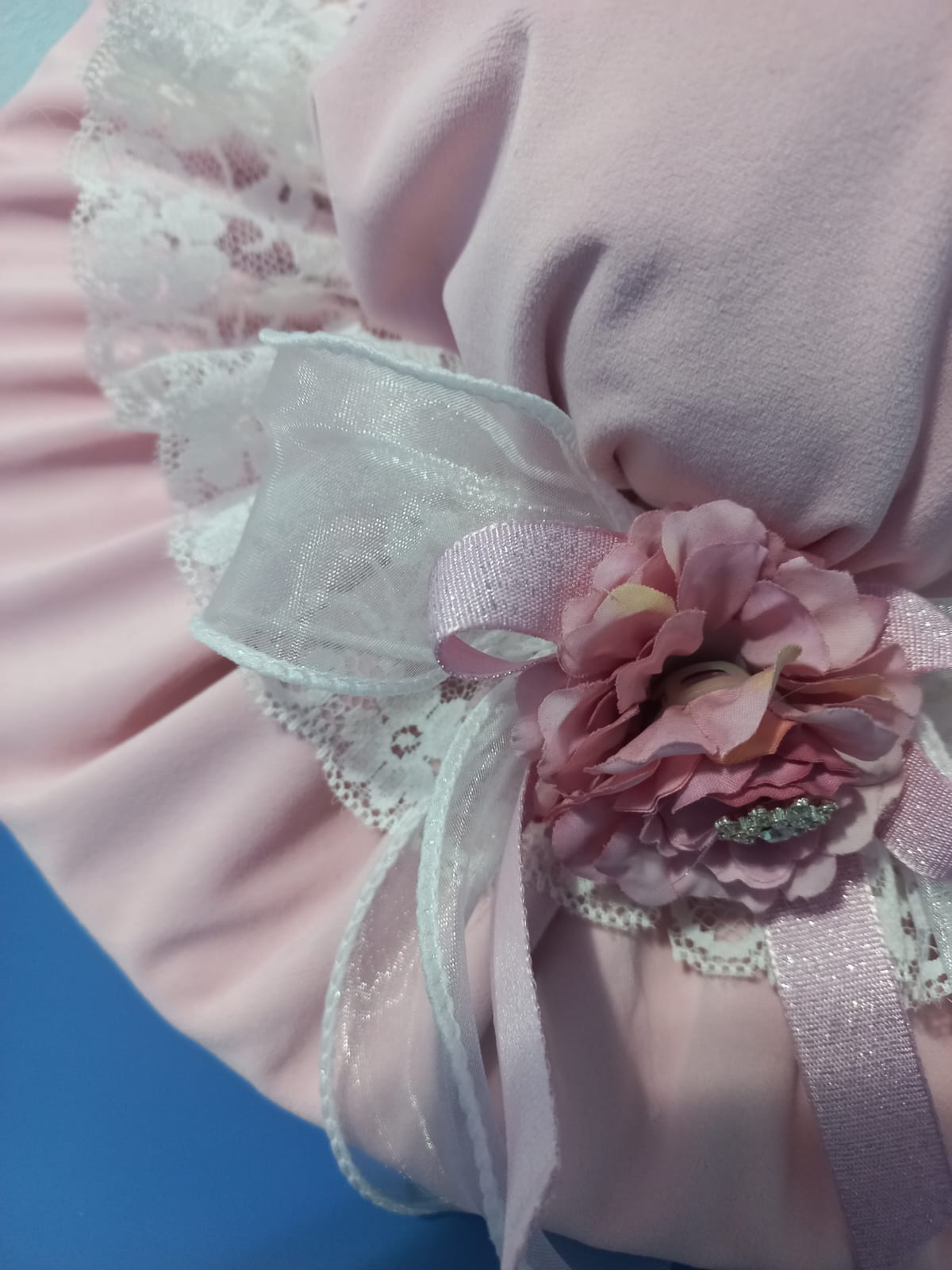 CAPPELLO FUORIPORTA IN VELLUTO E PIZZO CON FIORI DECORATIVI