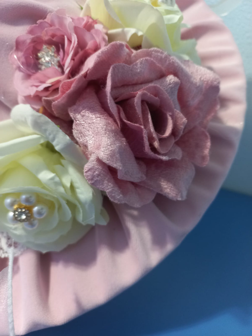 CAPPELLO FUORIPORTA IN VELLUTO E PIZZO CON FIORI DECORATIVI