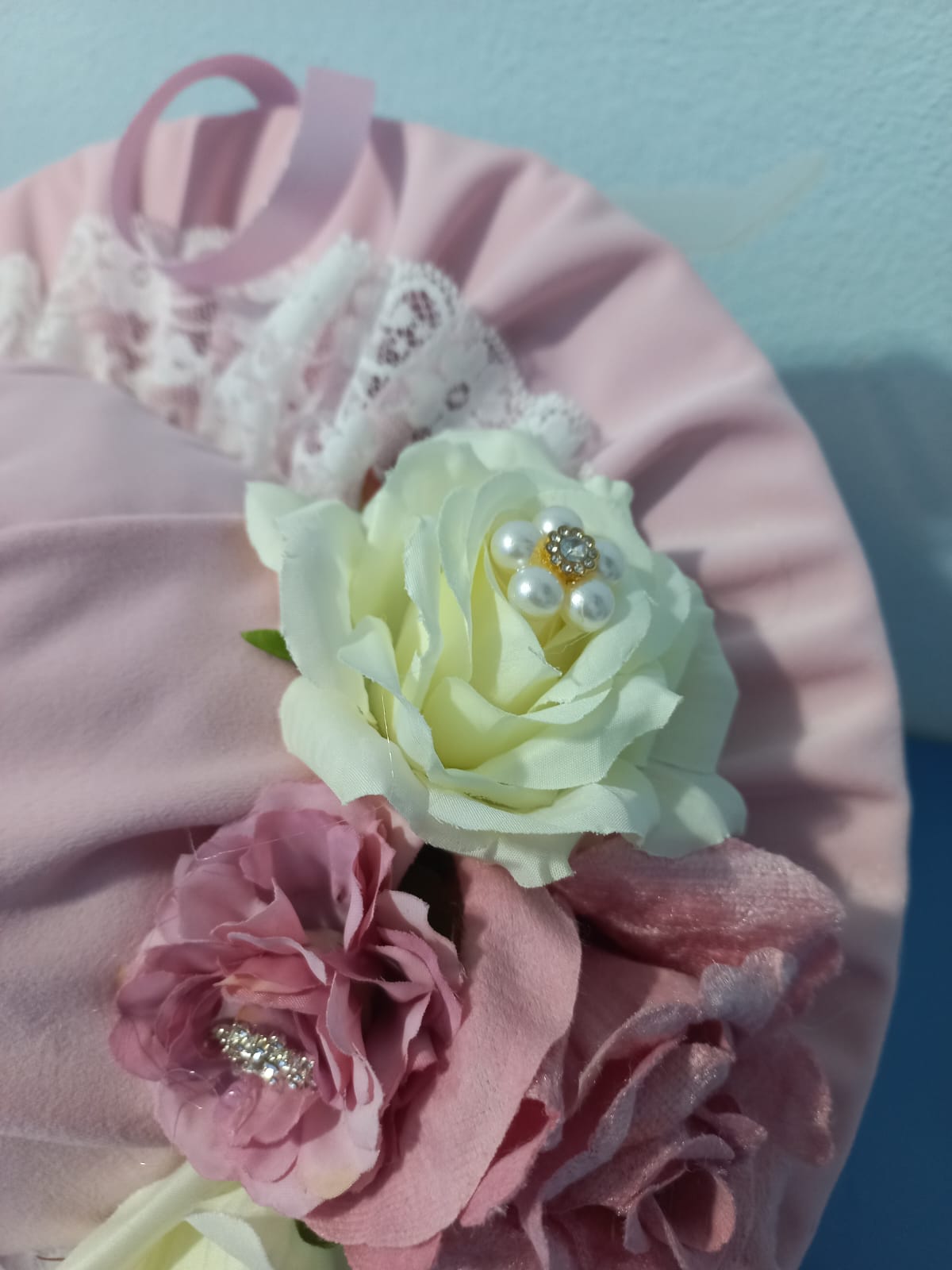 CAPPELLO FUORIPORTA IN VELLUTO E PIZZO CON FIORI DECORATIVI