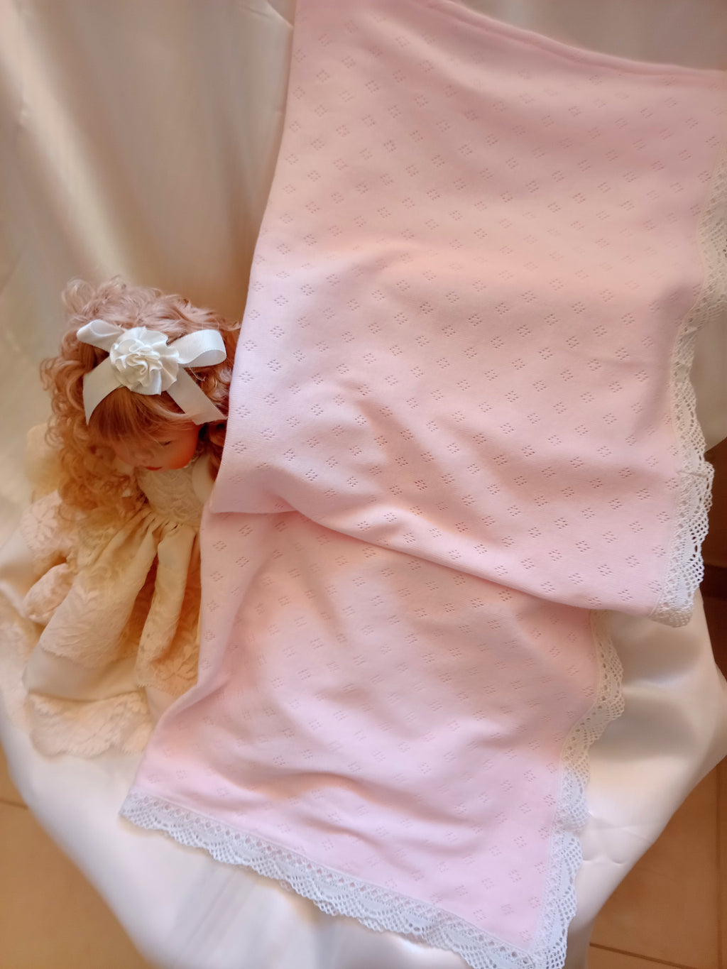 Copertina Neonato in Cotone con Pizzo per Carrozzina – Realizzata a Mano, Personalizzabile