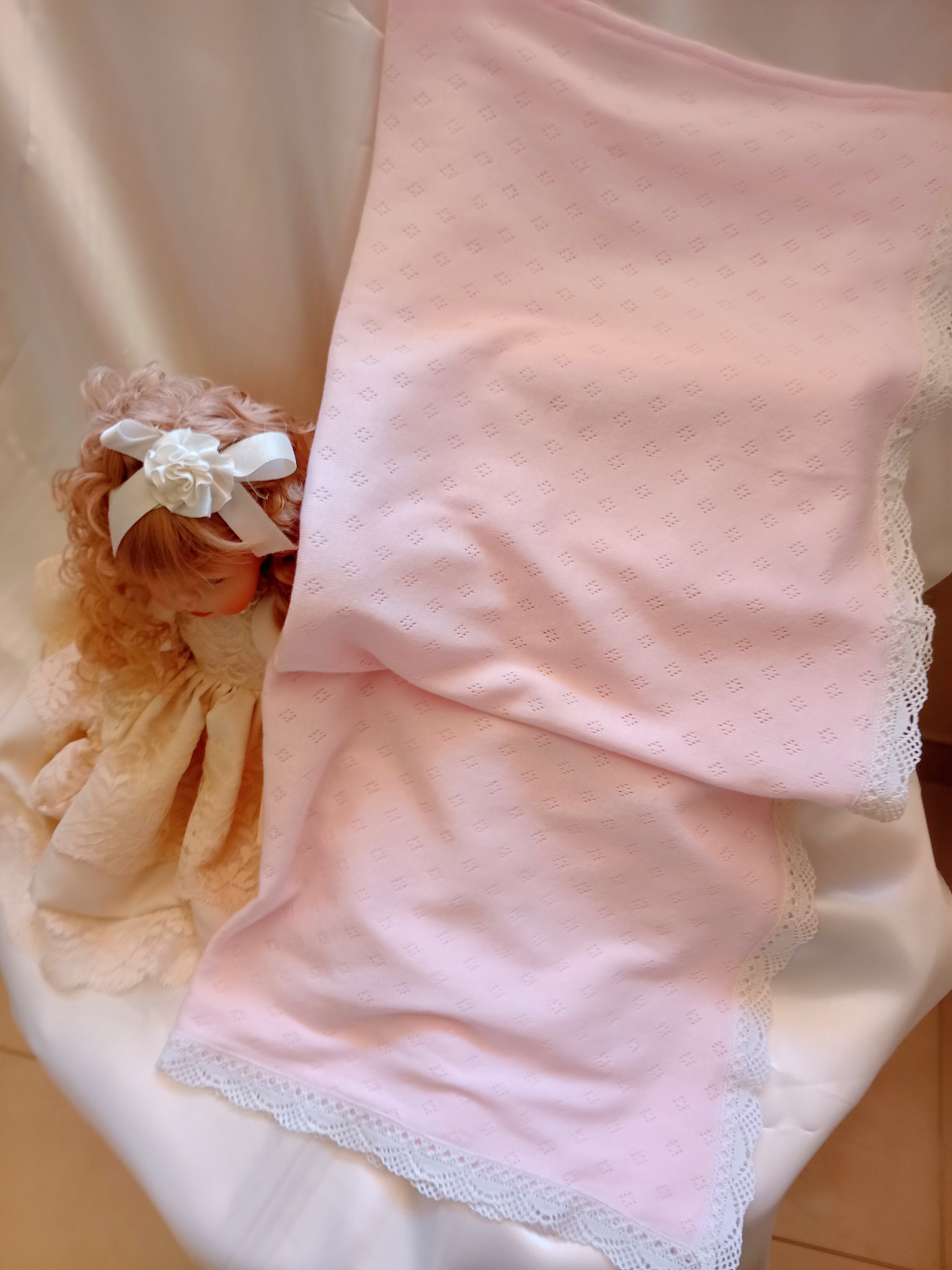 Copertina Neonato in Cotone con Pizzo per Carrozzina – Realizzata a Mano, Personalizzabile