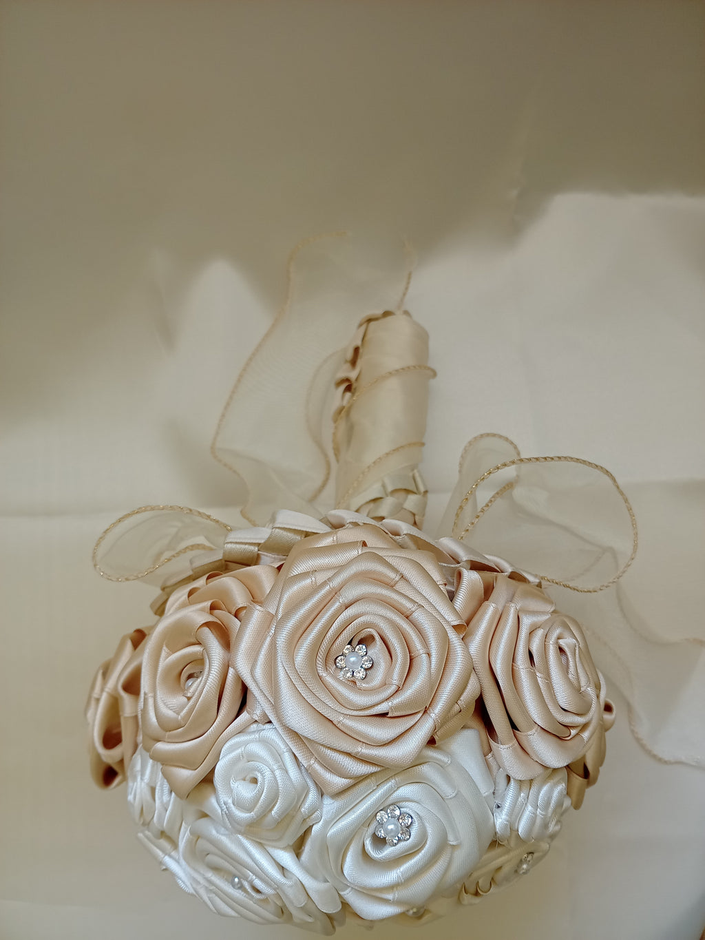 Bouquet Sposa Bicolore Avorio Chiaro e Scuro – Rose Fatte a Mano, Personalizzabile