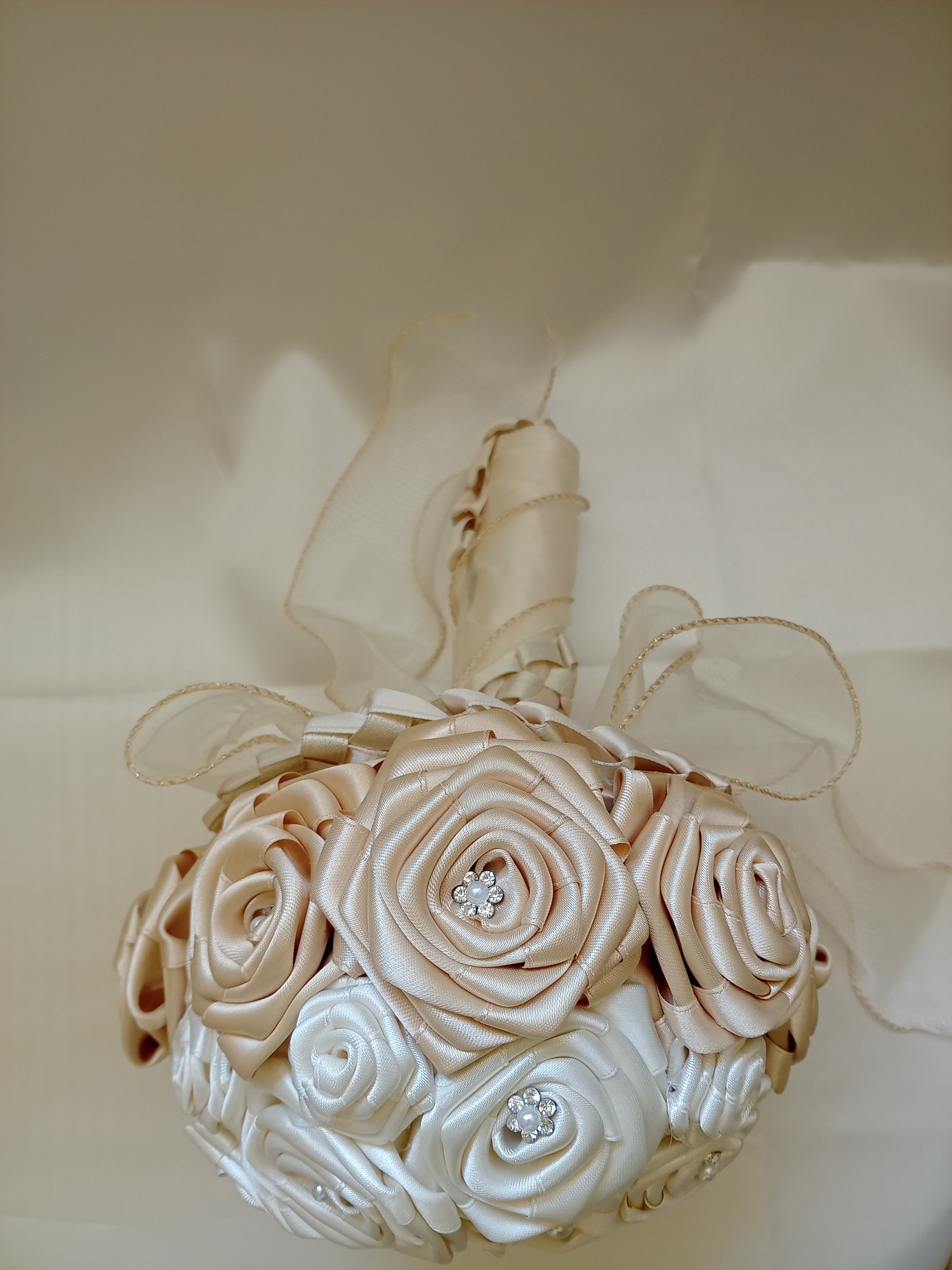 Bouquet Sposa Bicolore Avorio Chiaro e Scuro – Rose Fatte a Mano, Personalizzabile