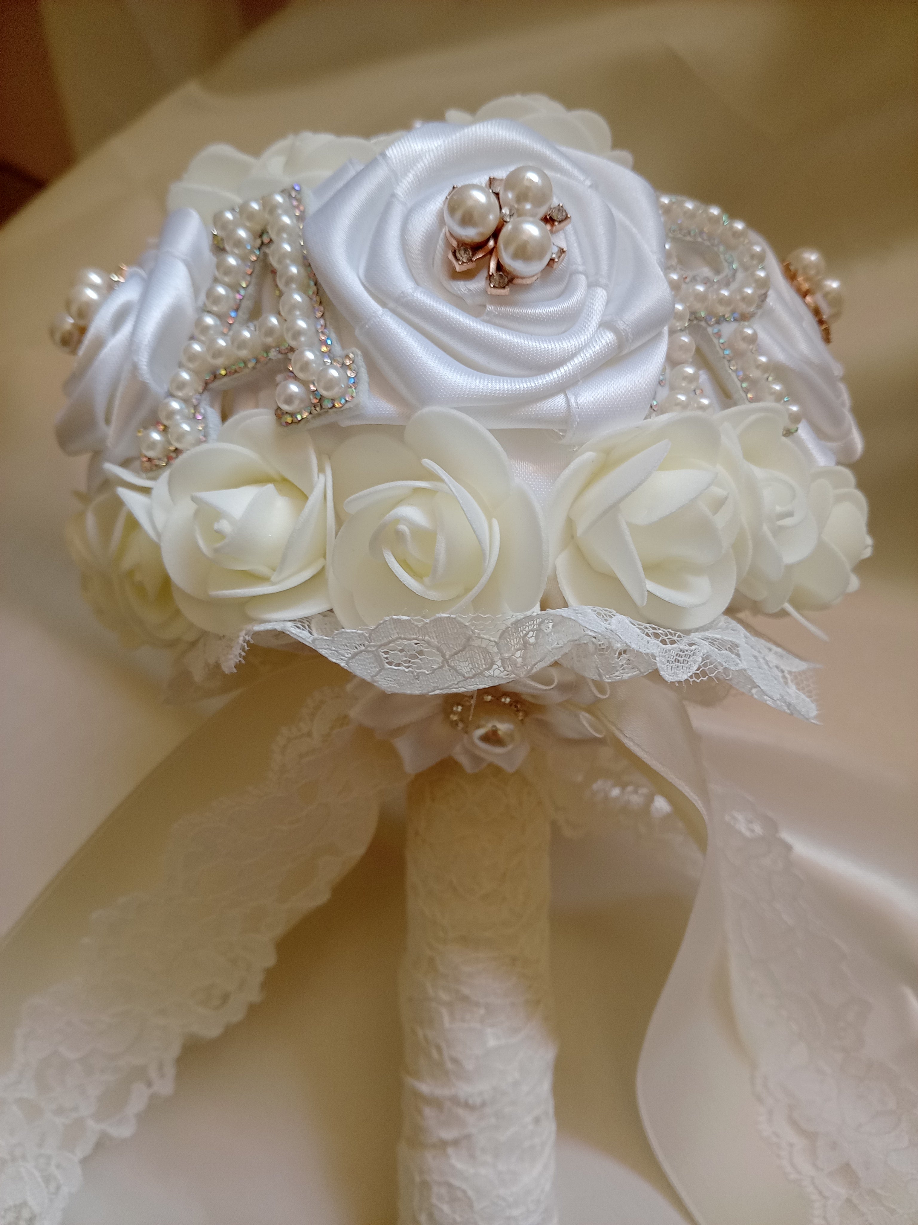 Bouquet Sposa con Rose Fatte a Mano – Avorio Chiaro, Personalizzabile con Iniziali