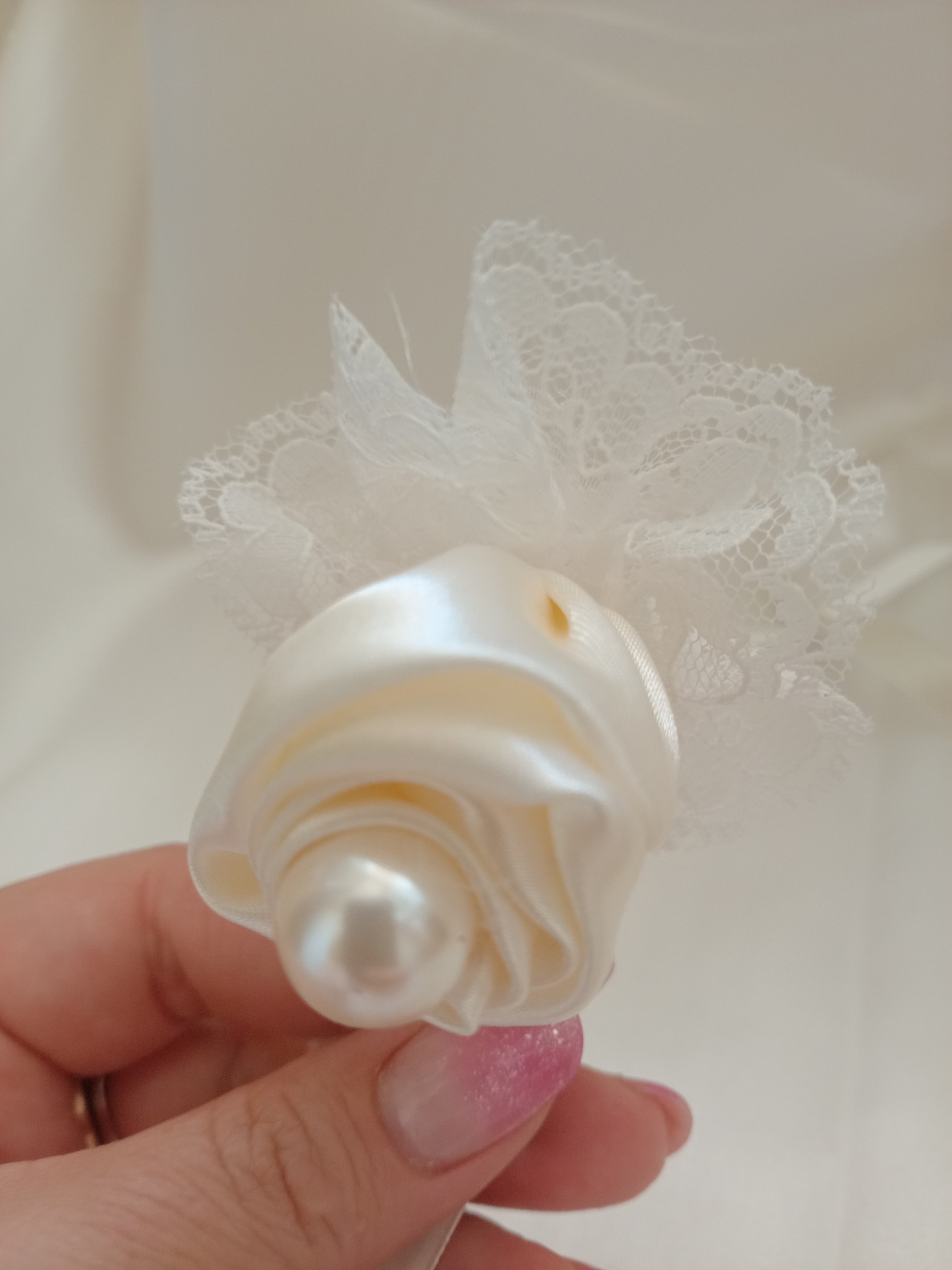 Bocciolo di Rosa per Capelli con Perla e Pizzo – Accessorio Sposa Fatto a Mano