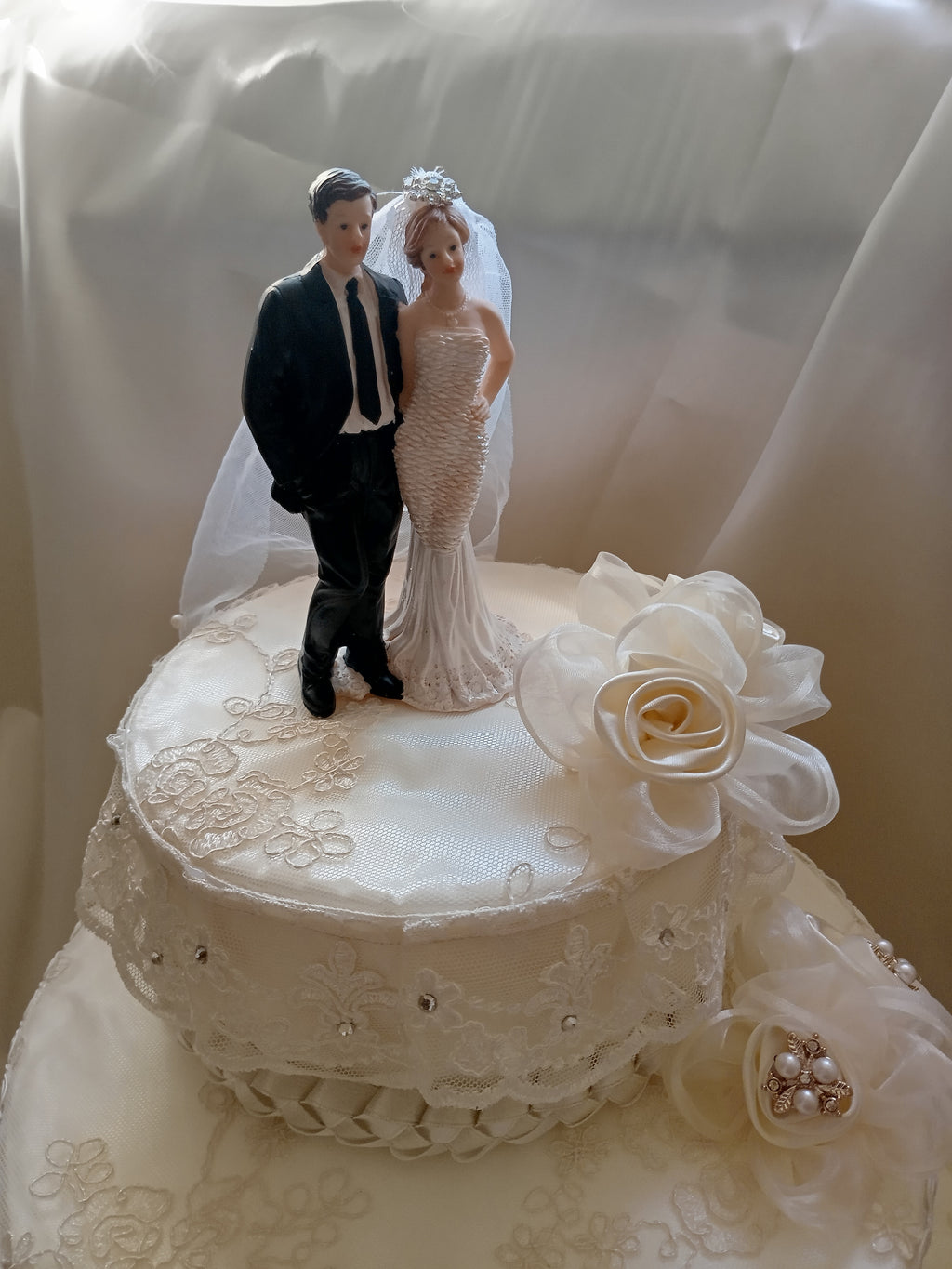 Torta Scenografica in Pizzo con Rose Avorio – Centrotavola Matrimonio Fatto a Mano