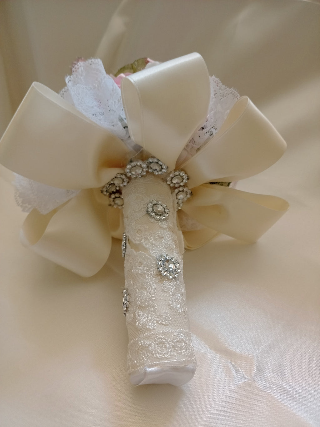 Bouquet Damigella con Fiori in Lattice e Raso – Fatto a Mano, Personalizzabile
